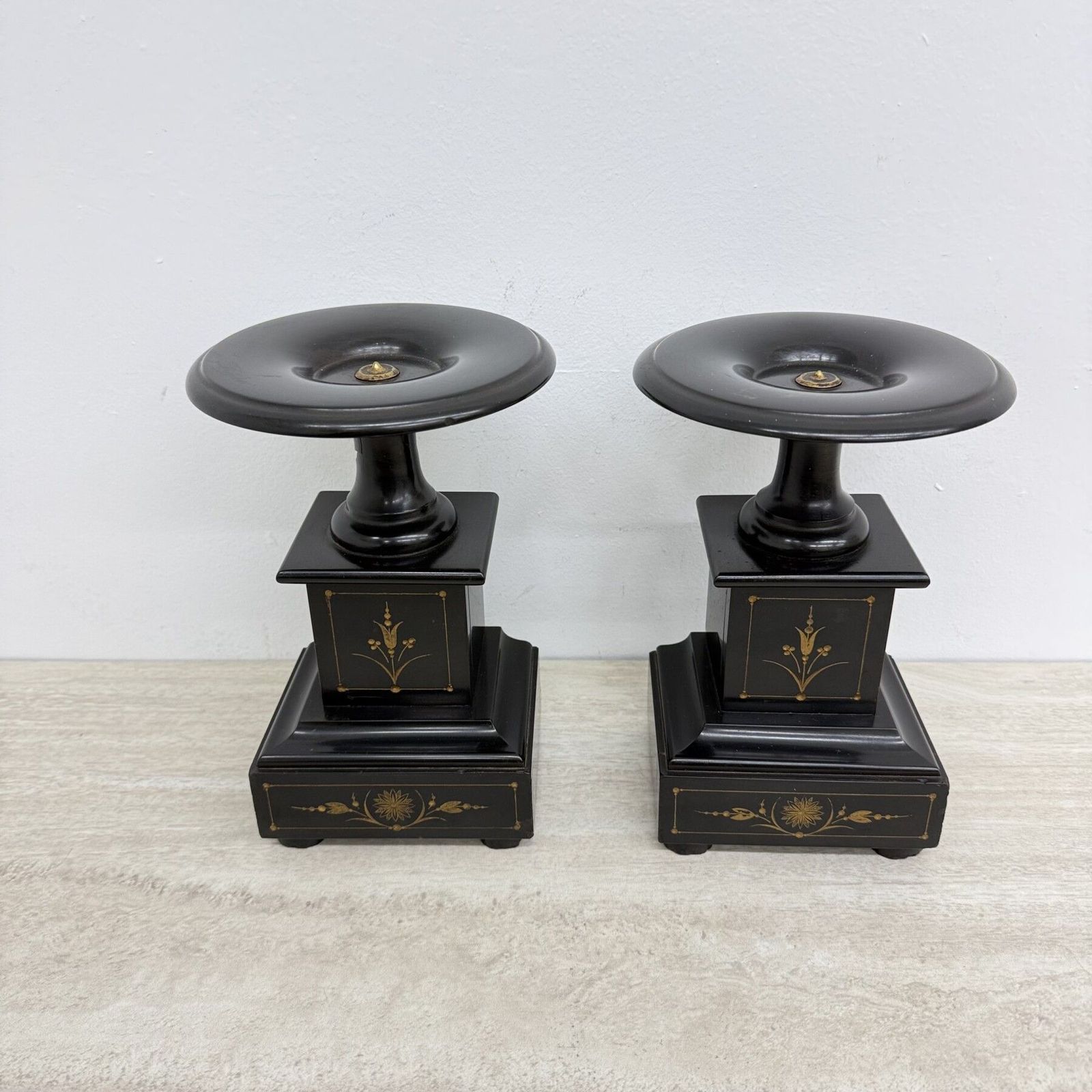 Paire de piédestaux néoclassiques d'époque en marbre noir, décor doré, France, années 1900 photo for sale