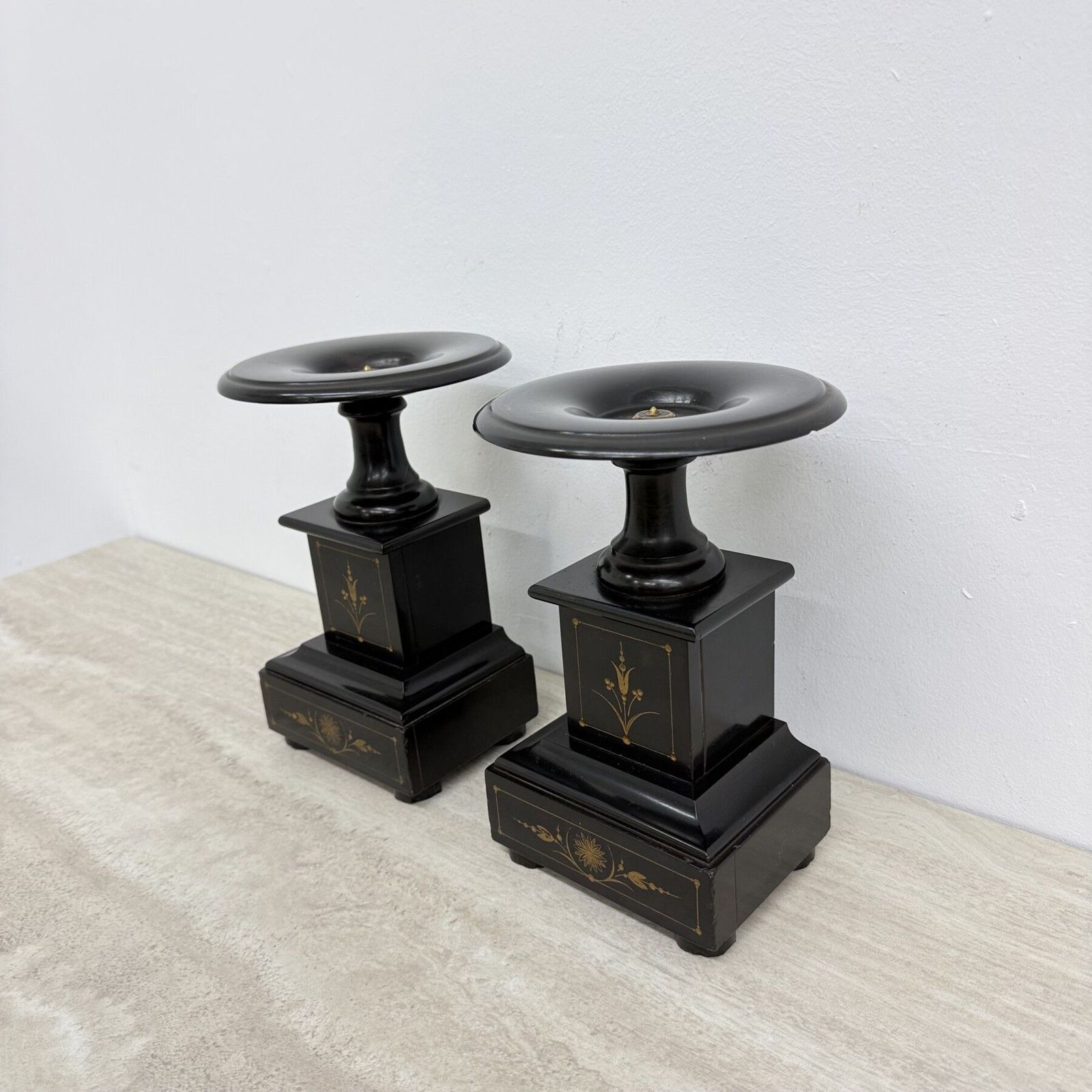 Paire de piédestaux néoclassiques d'époque en marbre noir, décor doré, France, années 1900 photo 509.0