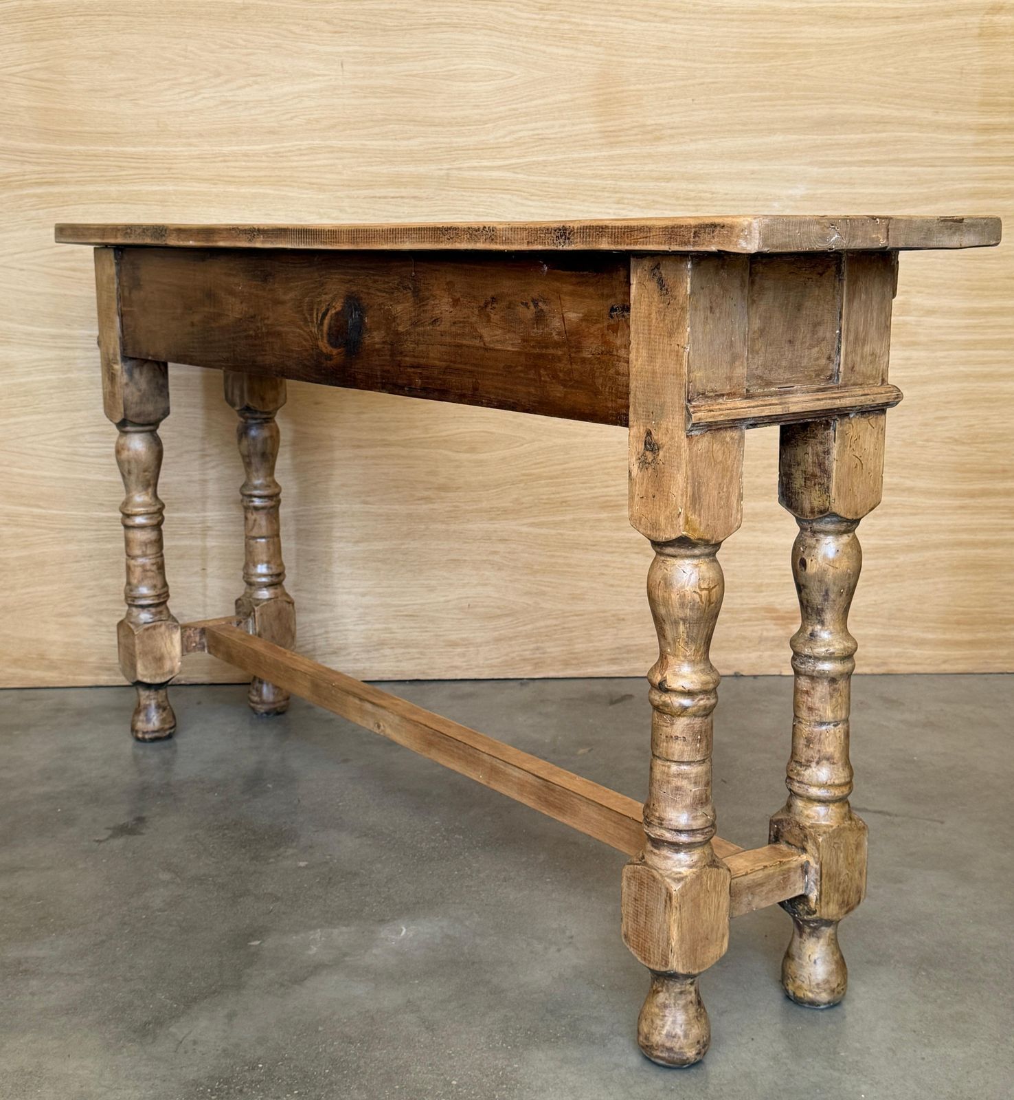 photo for sale Console d'époque espagnole en bois de noyer clair sculpté, à trois tiroirs