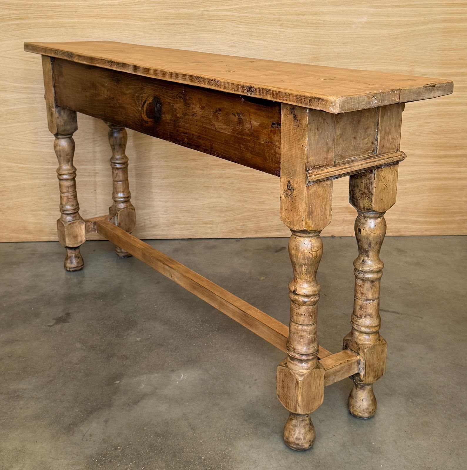 Mobilier Console d'époque espagnole en bois de noyer clair sculpté, à trois tiroirs photo
