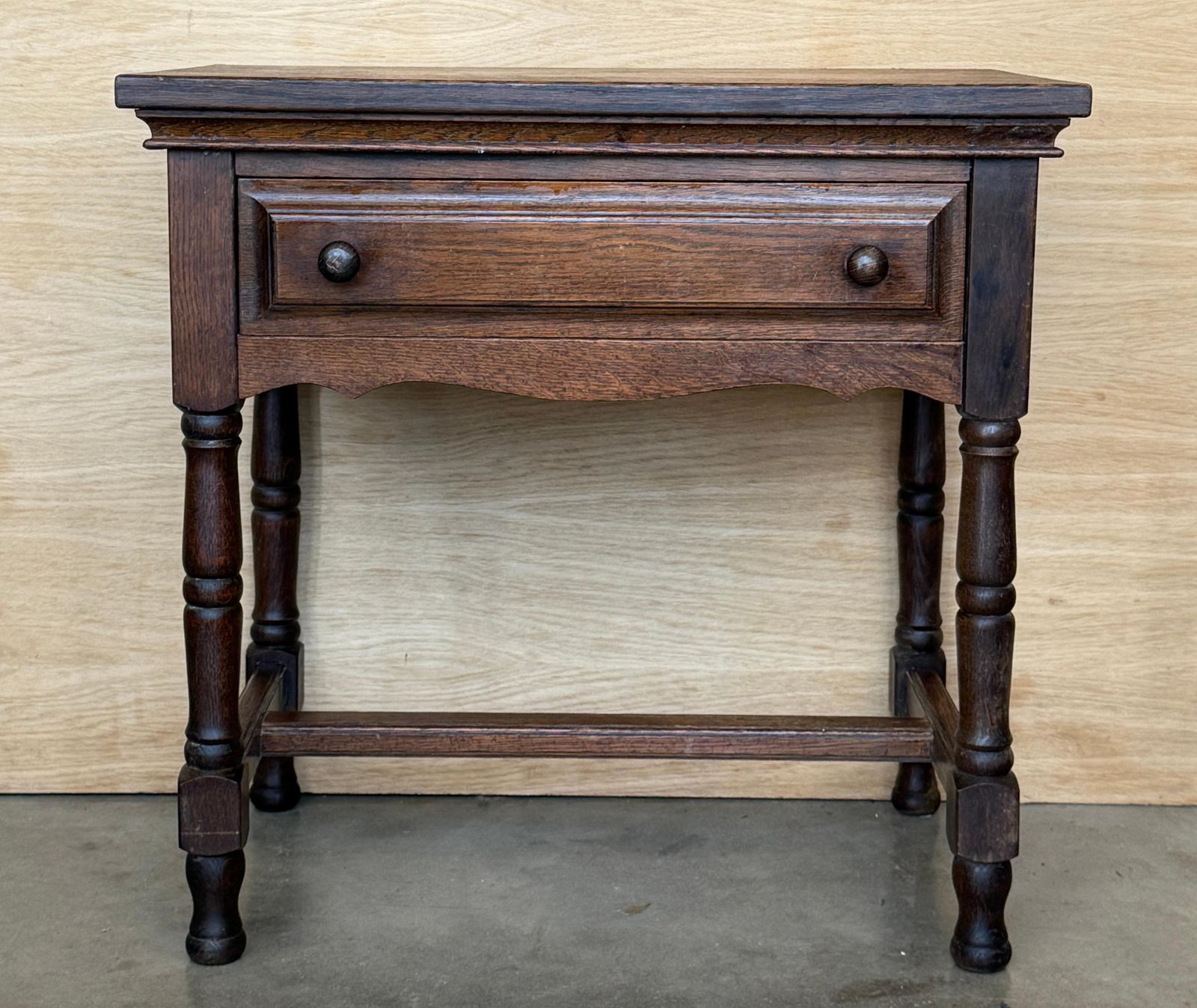 Paire de tables de chevet classiques espagnoles en bois sculpté photo for sale