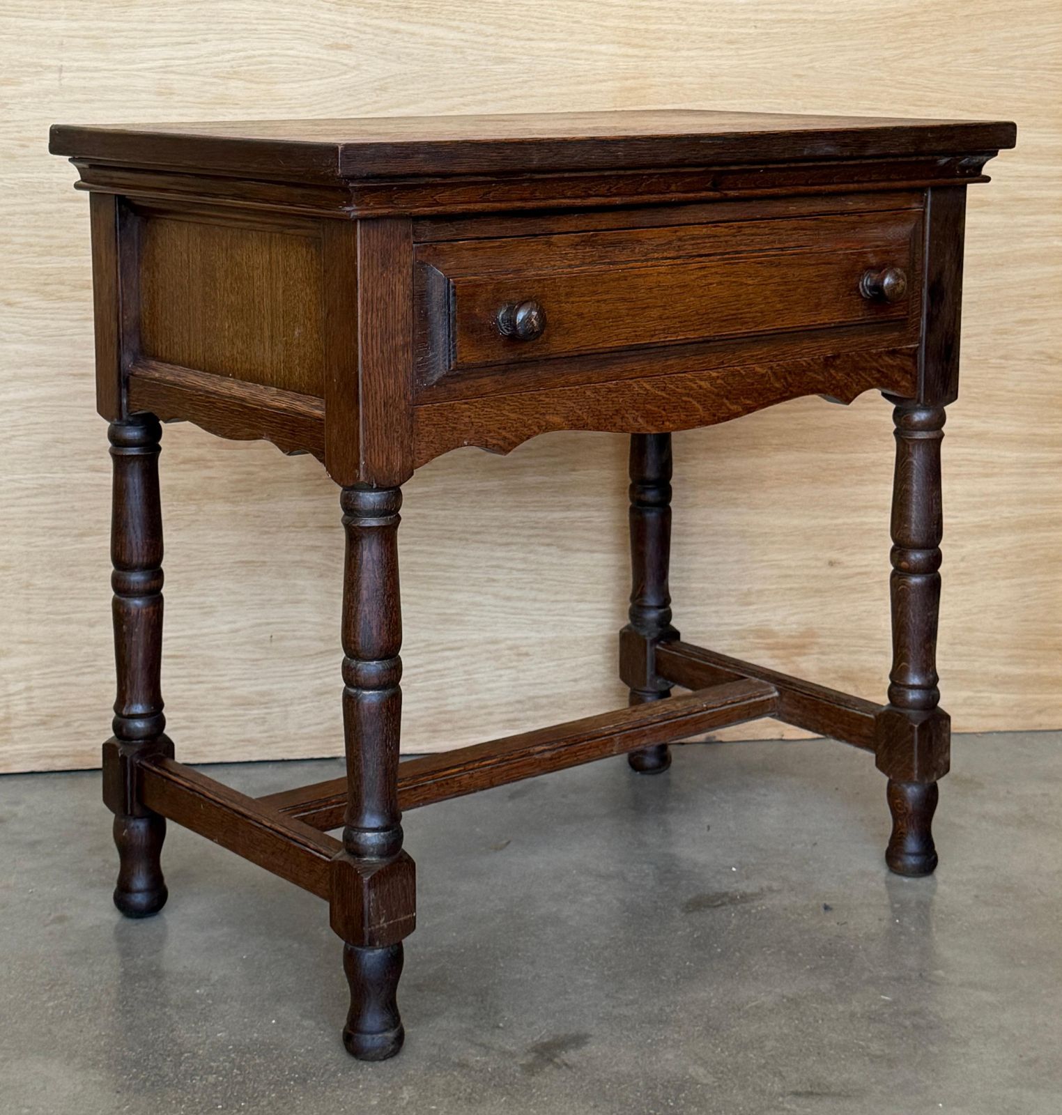 Paire de tables de chevet classiques espagnoles en bois sculpté photo 2202.0