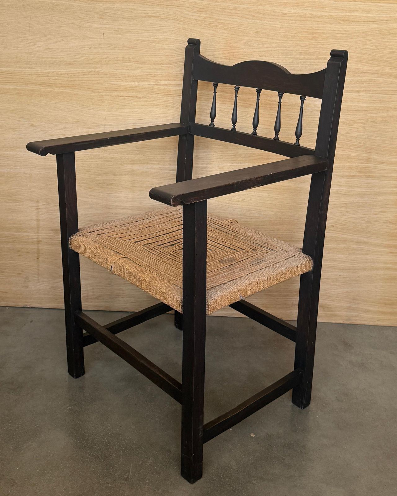 photo furniture Fauteuil en bois avec assise tissée à la main