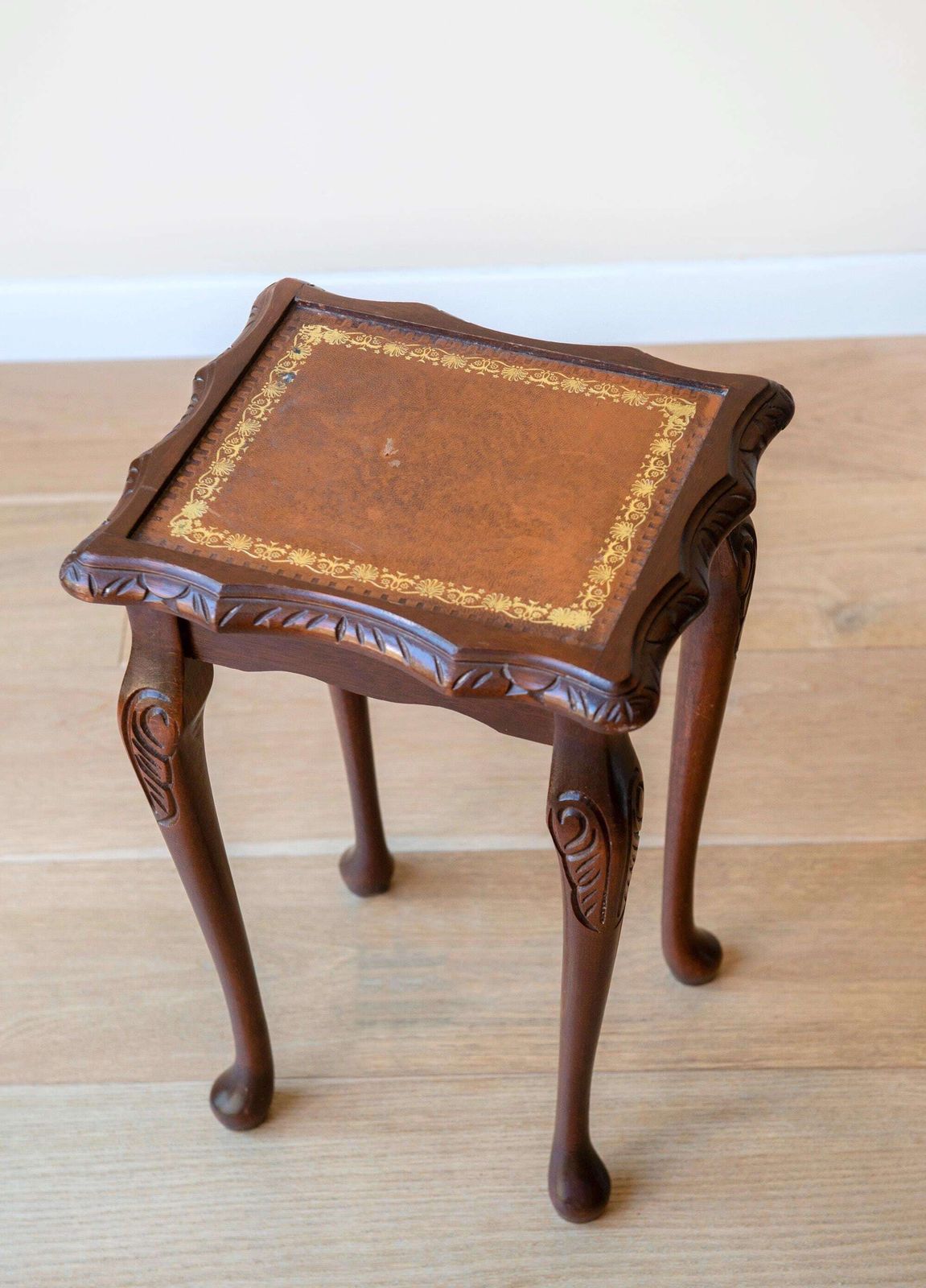 Antique Oak Side Table   Leather Top   Edwardian Lamp Stand   Carved Oak Accent Furniture photo vinterior