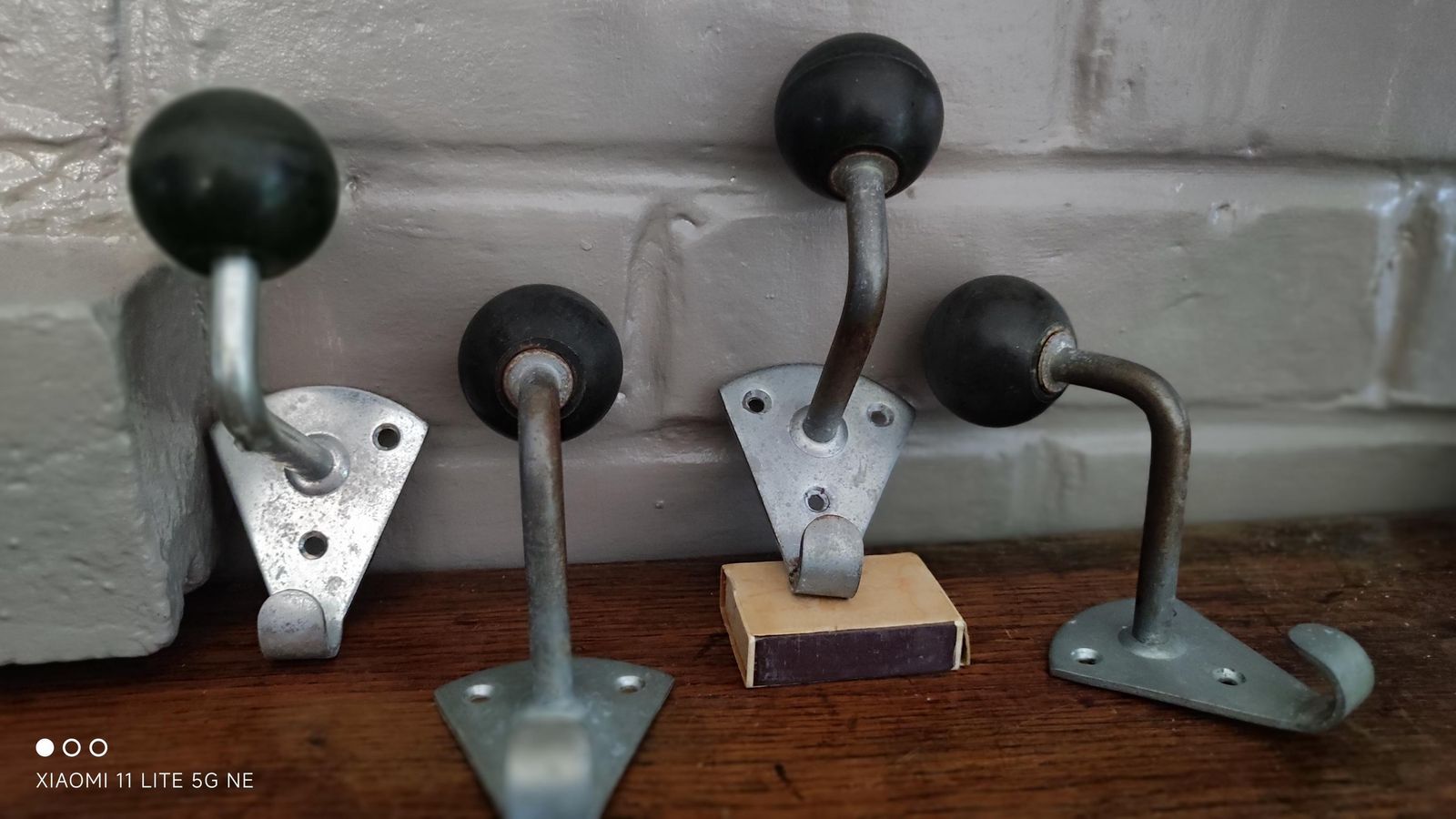 Lot de 4 patères industrielles vintage françaises à boule en bakélite, années 1960 photo furniture