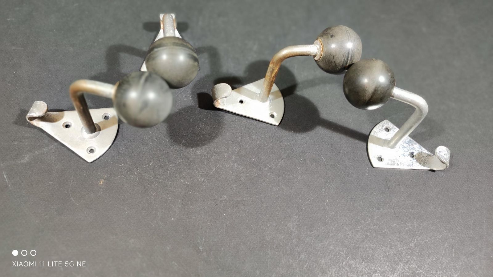 photo buy Vintage Franse industriële kapstokhakenset van 4 met bakelieten bal, jaren 1960