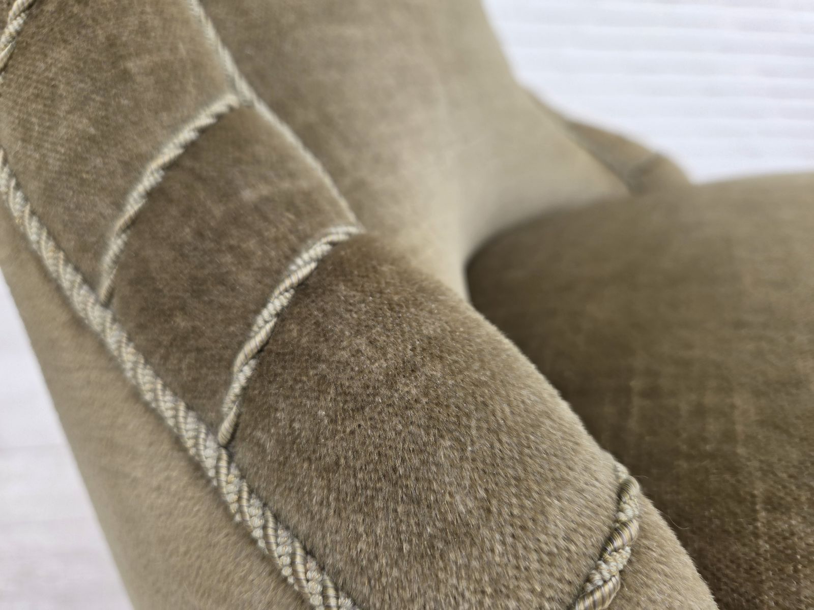 Ca. jaren 1960, Deense fauteuil, groen meubelvelours. photo vinterior
