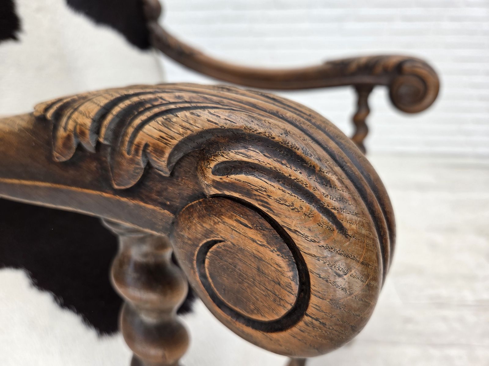 Ca. Jaren 1950, Deense Fauteuil Met Hoge Rug, Echt Koehide, Eikenhout. photo vinterior