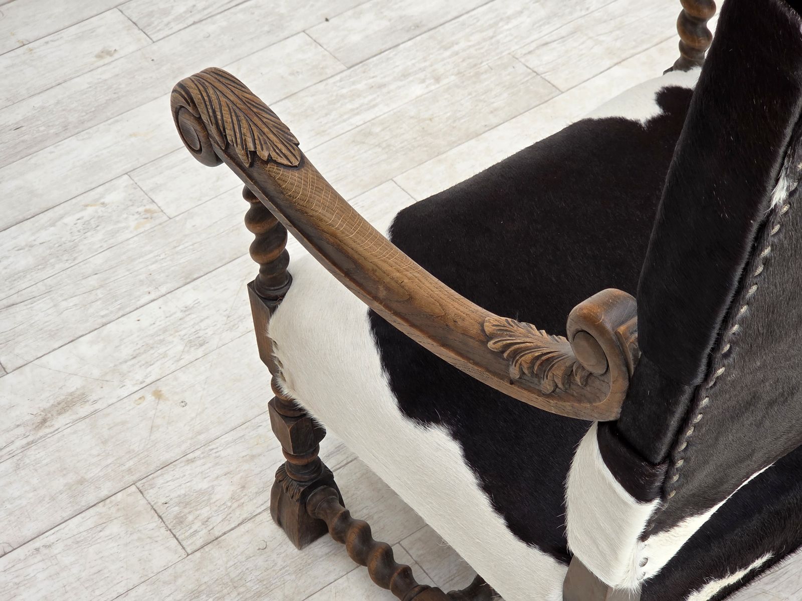 photo vinterior 1950s, Danish Highback Armchair, Genuine Cowhide, Oak Wood.
