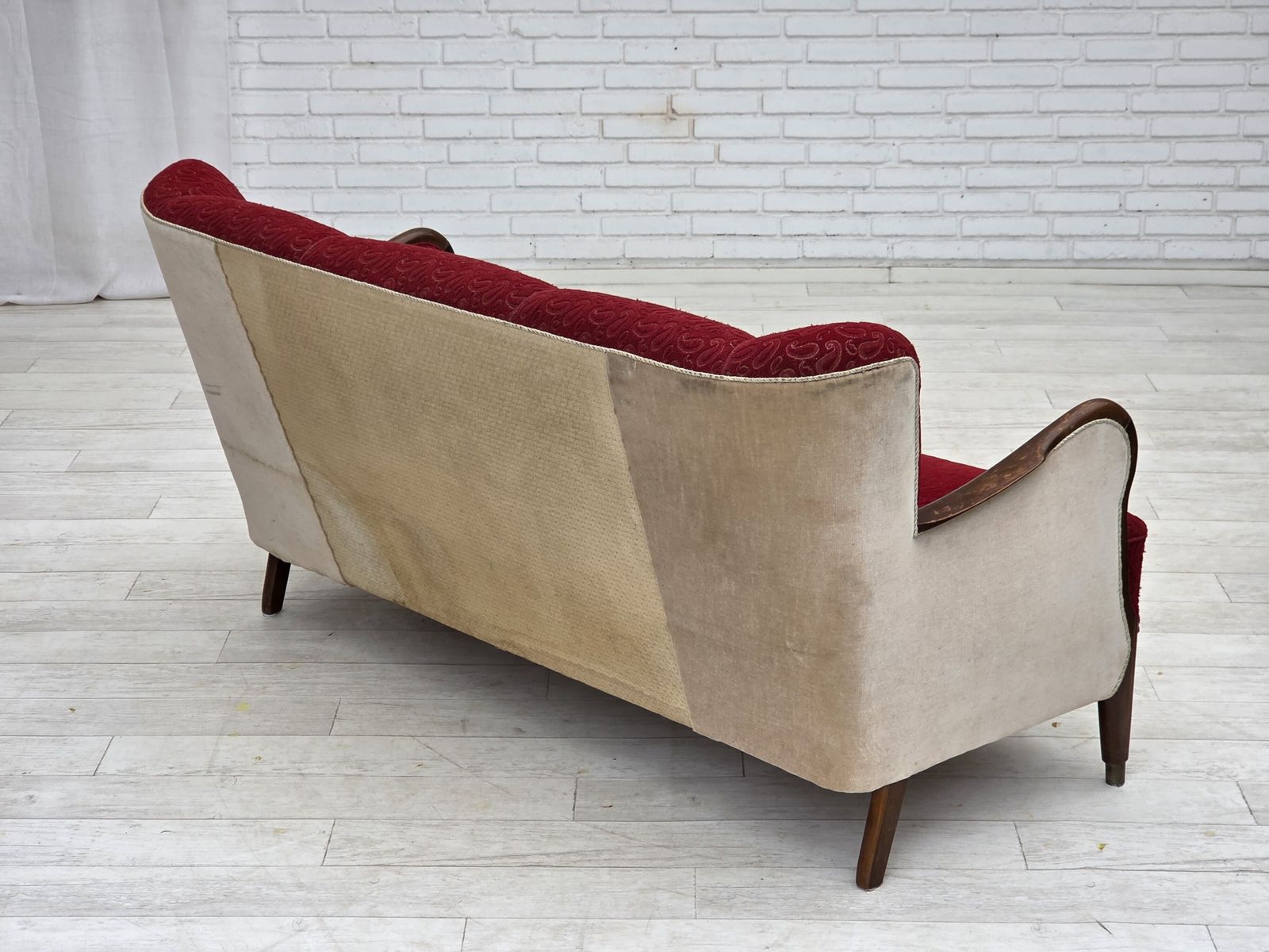 photo for sale Ca. jaren 1950, Deense 3-zitsbank, rode/beige meubelwol.
