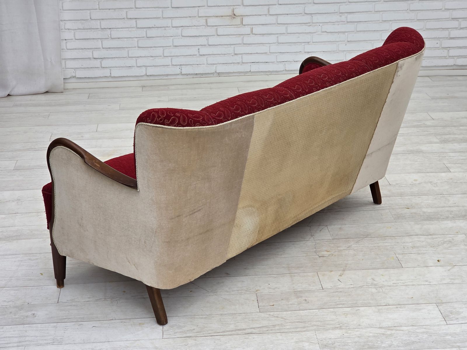 1790.0 Ca. jaren 1950, Deense 3-zitsbank, rode/beige meubelwol. photo