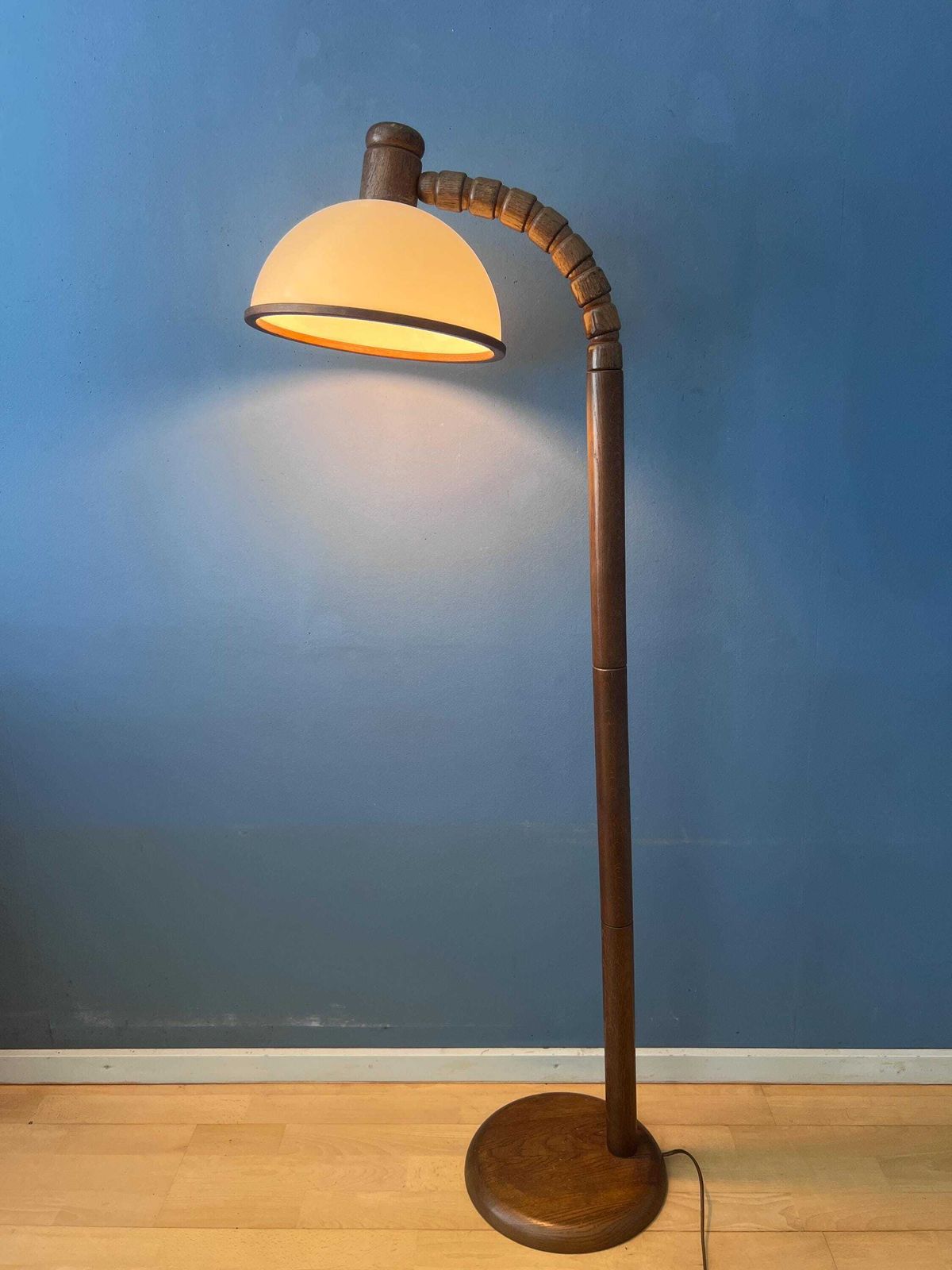 Mid Century Bruine Houten Steinhauer Vloerlamp Met Acrylglazen Kap