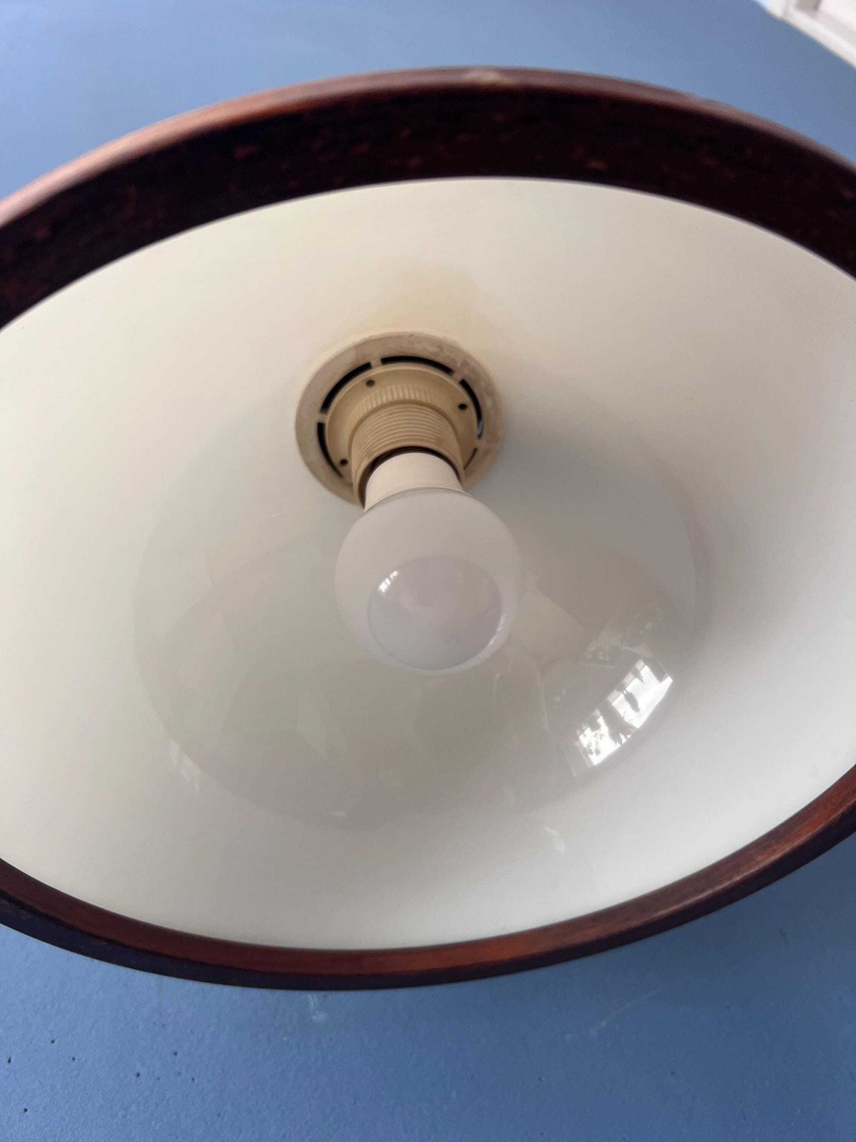 photo for sale Mid Century Bruine Houten Steinhauer Vloerlamp Met Acrylglazen Kap