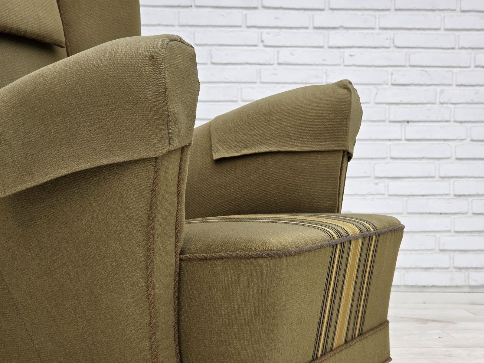 Ca. jaren 1960, Deense fauteuil met hoge rugleuning, groen meubelwol. photo for sale