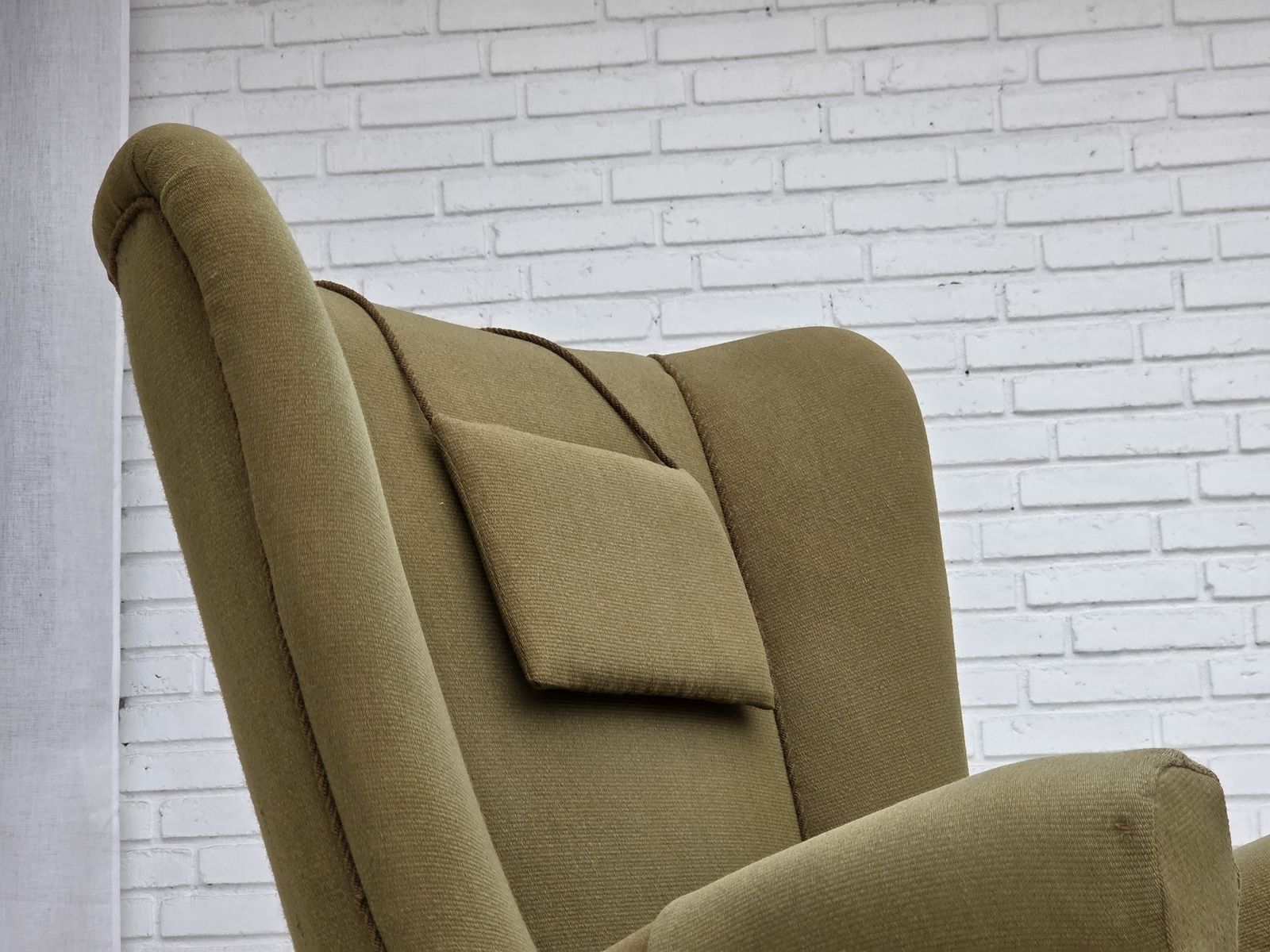 Ca. jaren 1960, Deense fauteuil met hoge rugleuning, groen meubelwol. photo Meubels