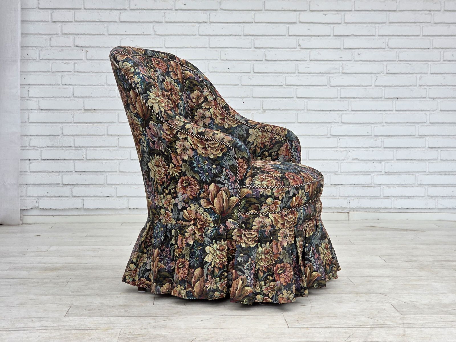 Jaren 1960, Deense cocktail lounge fauteuil, jacquardstof meubelstoffering. photo furniture