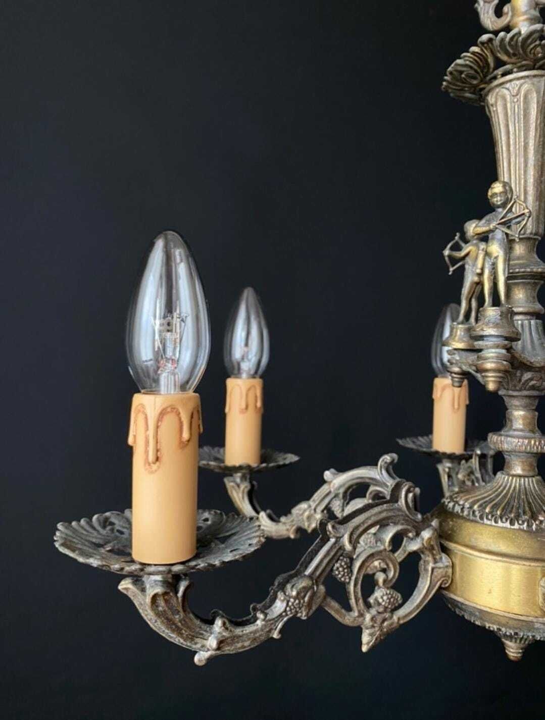 Verlichting Antieke Messing Kroonluchter met Boogschutters photo