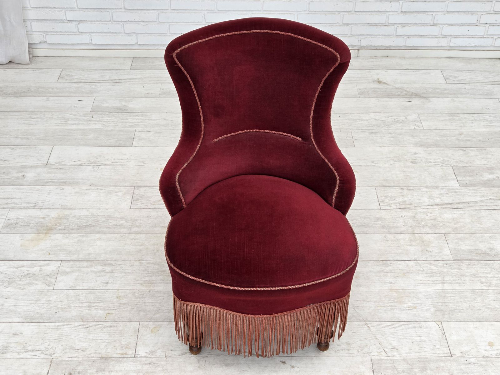 Jaren 1950, Deense Cocktail Lounge Fauteuil, Kersrood Meubelvelours. photo vintage