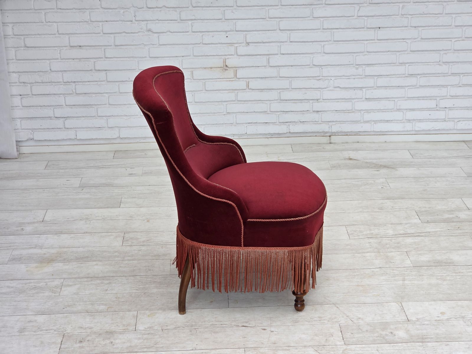 photo furniture Jaren 1950, Deense Cocktail Lounge Fauteuil, Kersrood Meubelvelours.