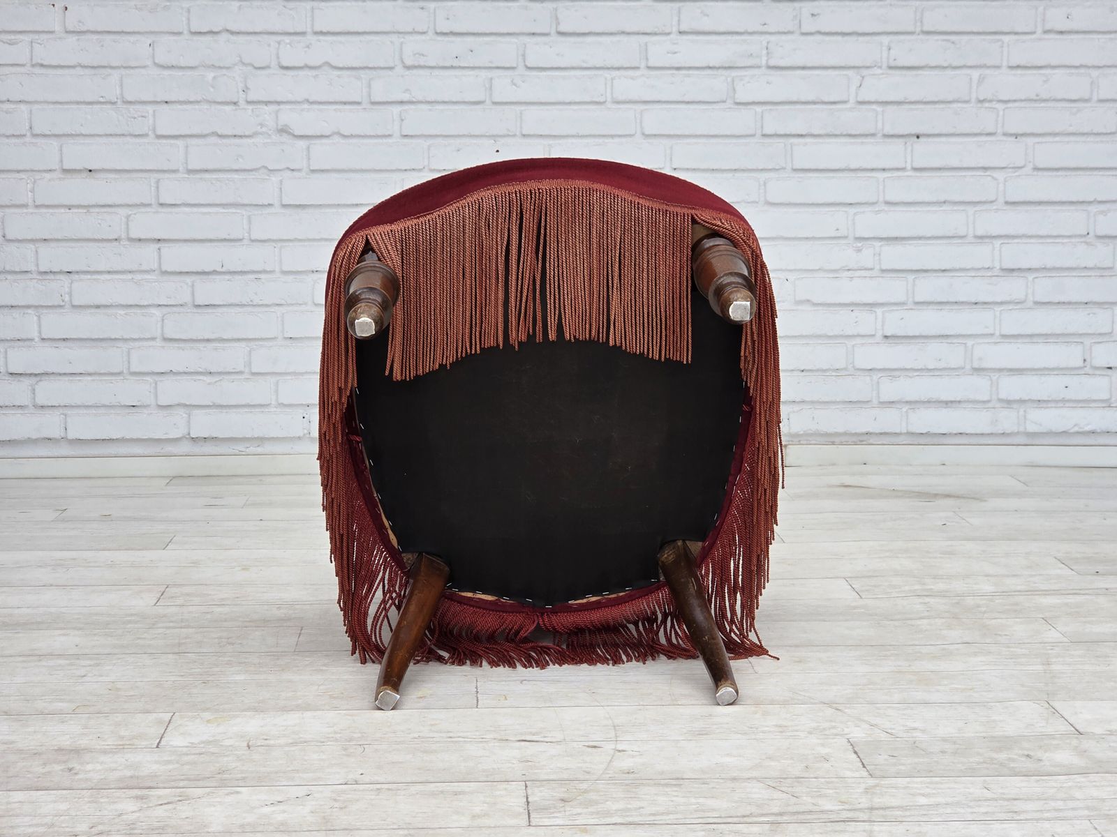 photo vintage 1950s, Danish Cocktail Lounge Chair, Cherry Red Furniture Velour.