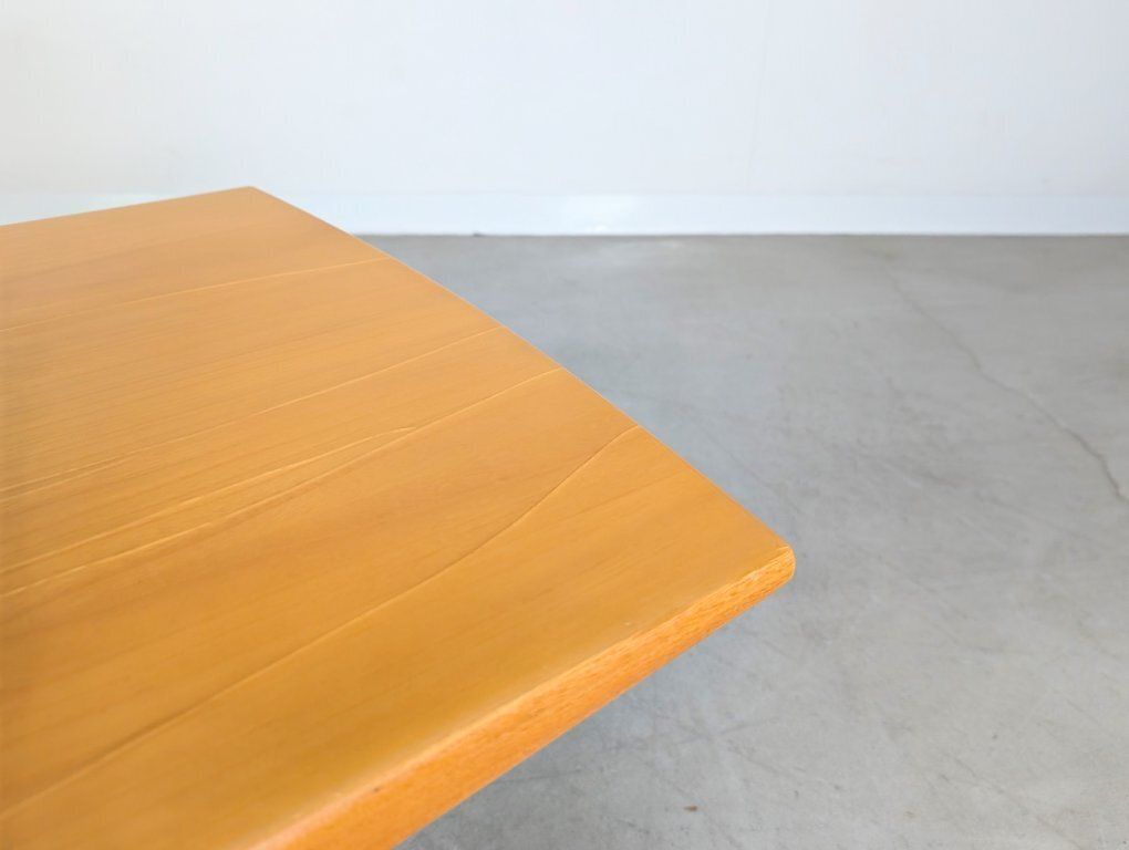 photo furniture Table basse mid-century dans le style d'une table basse vintage Johannes Andersen