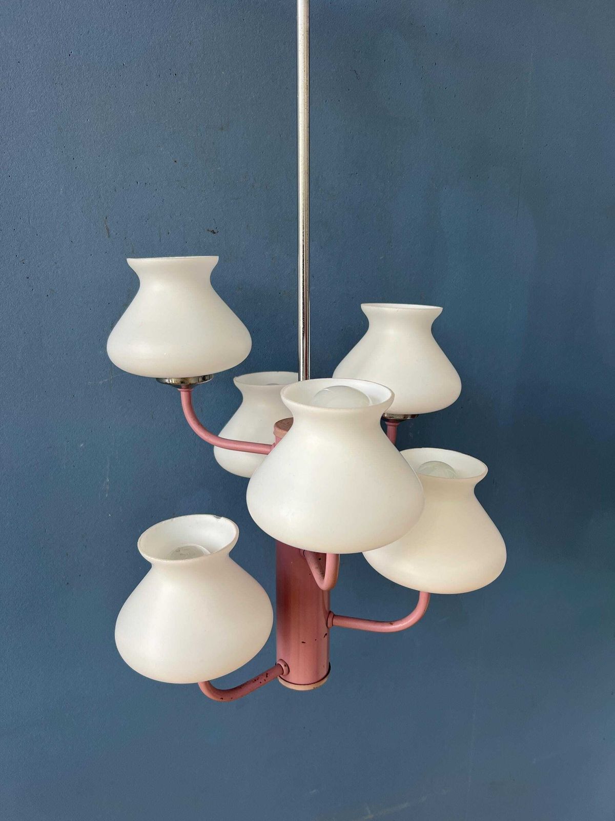 Verlichting Mid-Century Hanglamp met Wit Opaalglaswerk en Roze Frame photo