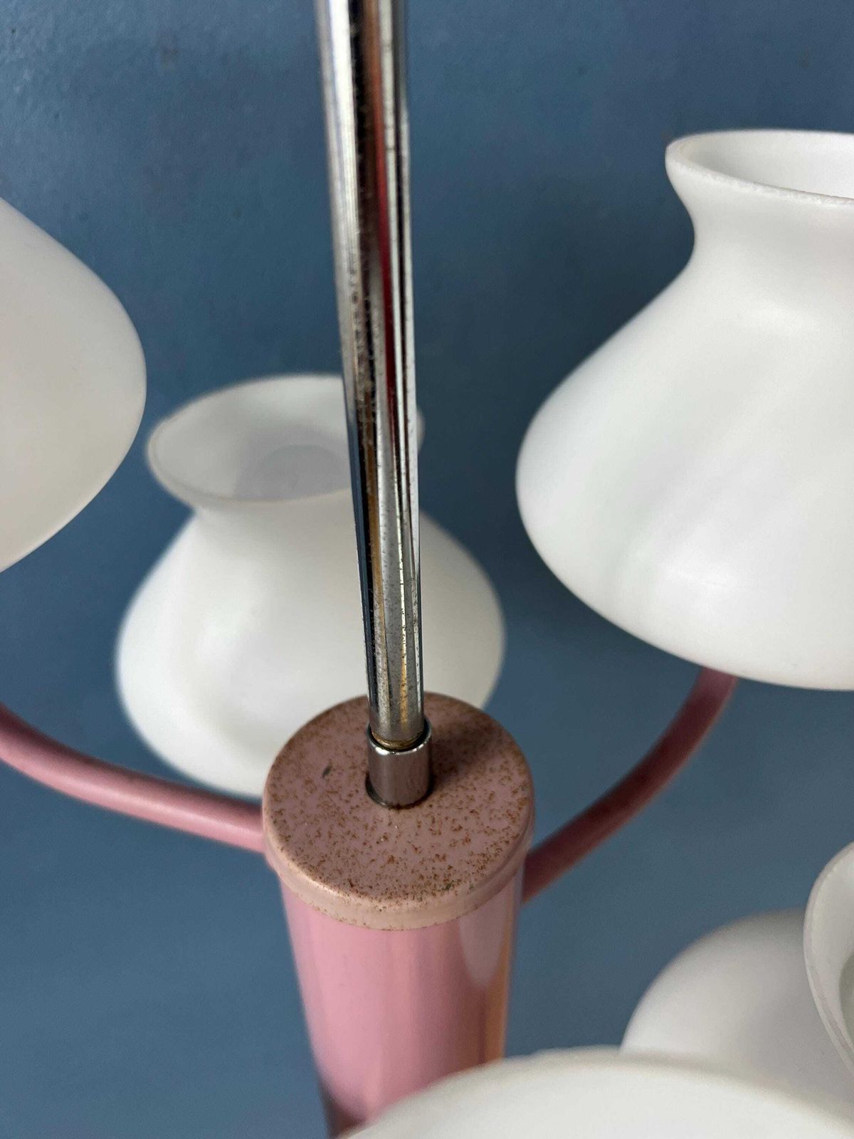 photo vintage Mid Century Hanglamp Met Wit Opaalglaswerk En Roze Frame