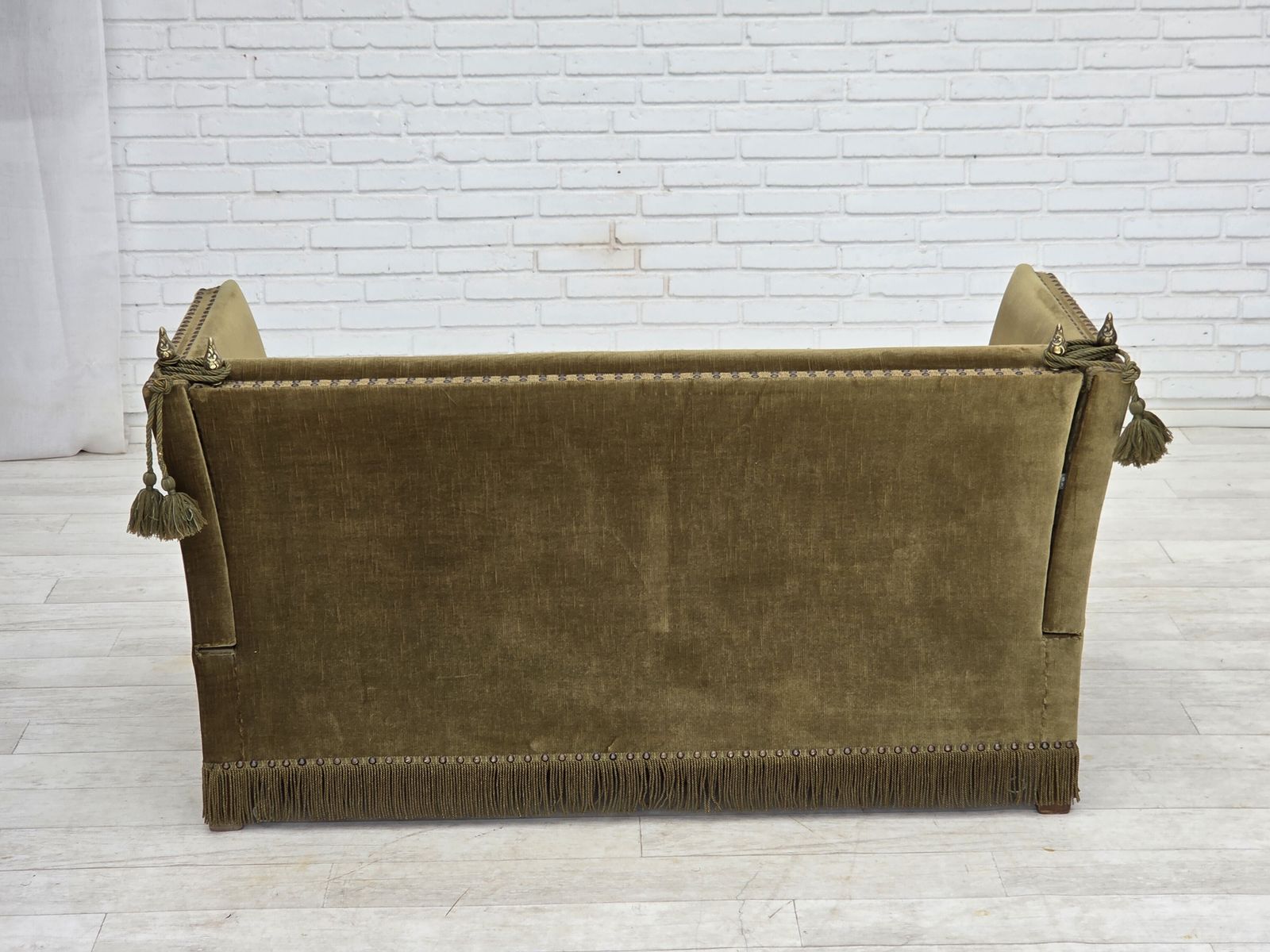 photo vintage Jaren 1970, Deense 2 Zits "Spanish" Sofa Met Neervallende Armleuningen, Meubelvelours.