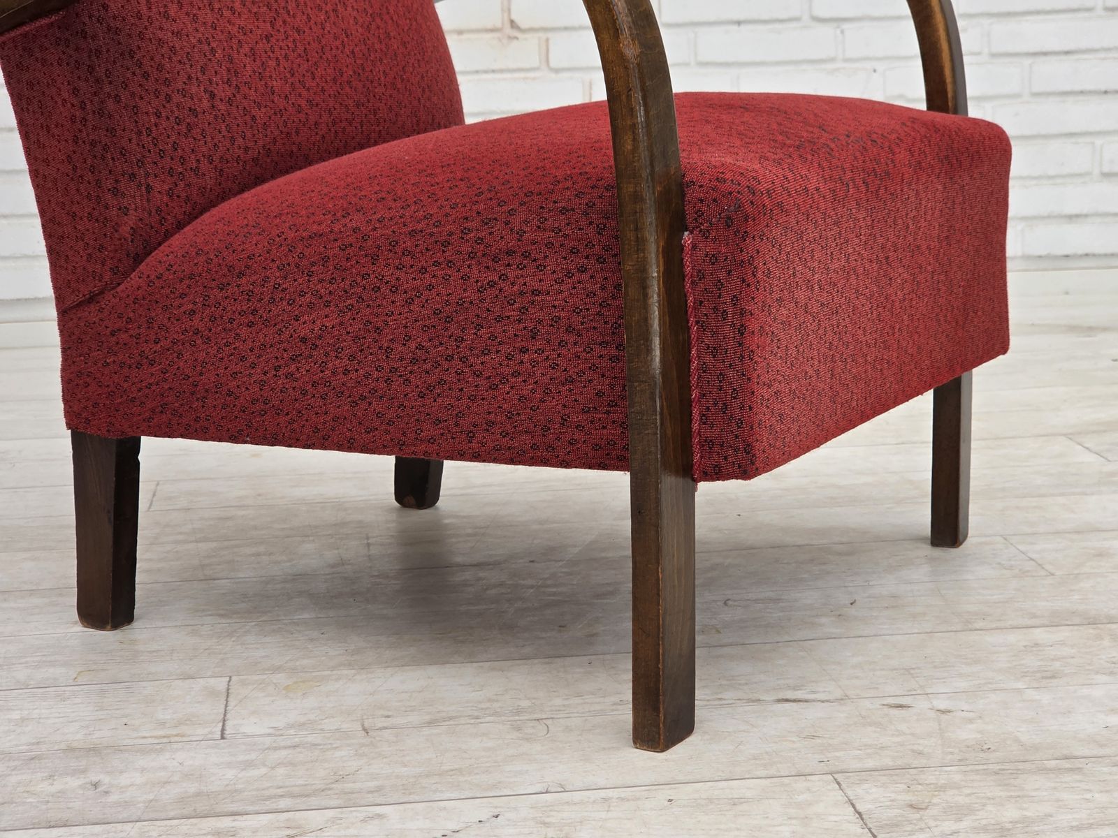 Ca. jaren 1950, Deense art deco fauteuil, rode meubelwol, beukenhout. photo Meubels