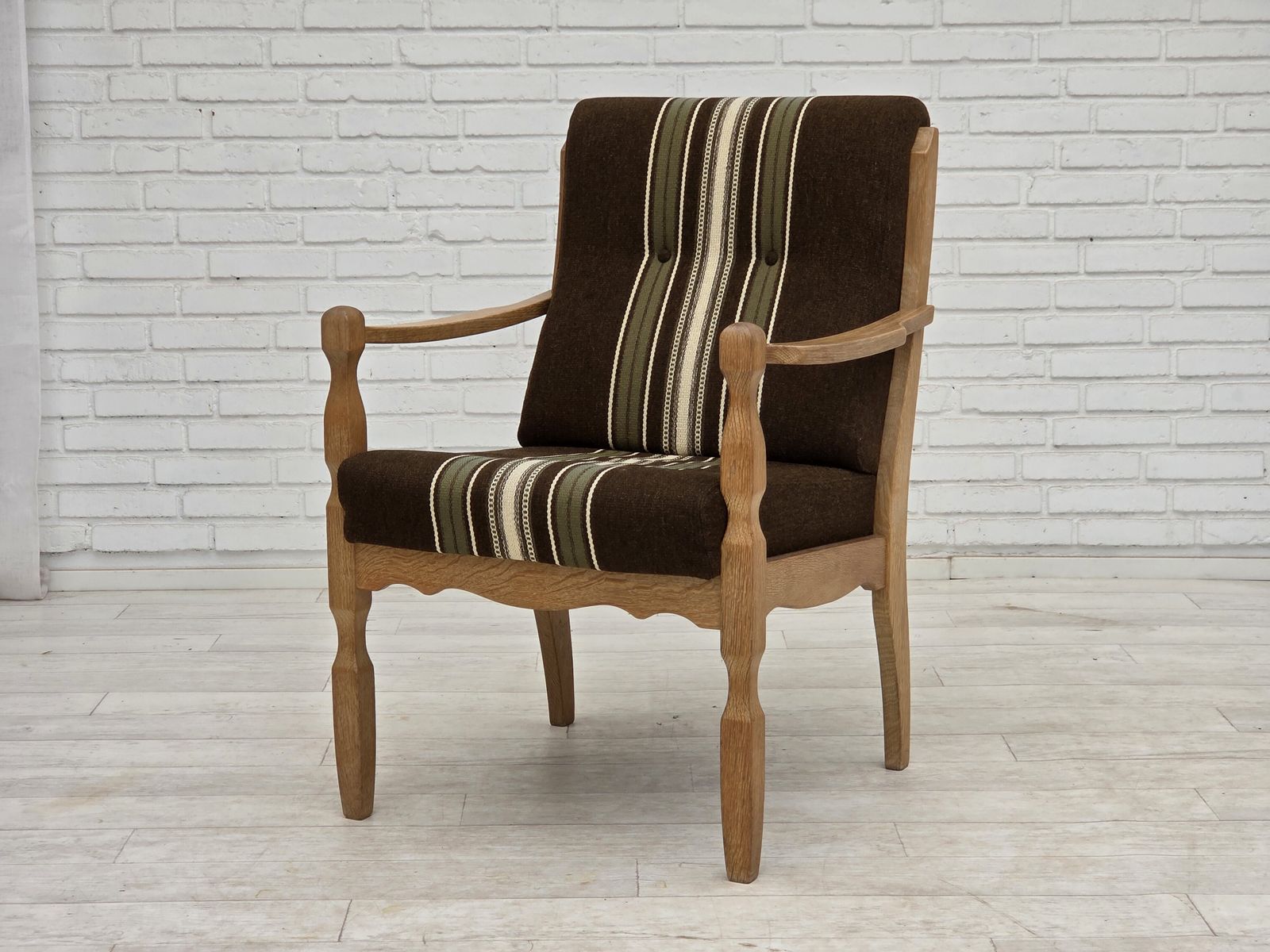 photo buy Ca. jaren 1970, Deense fauteuil, gestreept meubelwol, gesneden eikenhout.