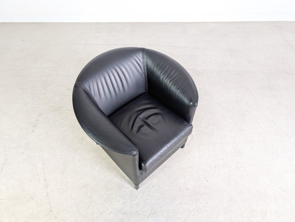 2 fauteuils Wittmann Aura en cuir noir, par Paolo Piva photo buy