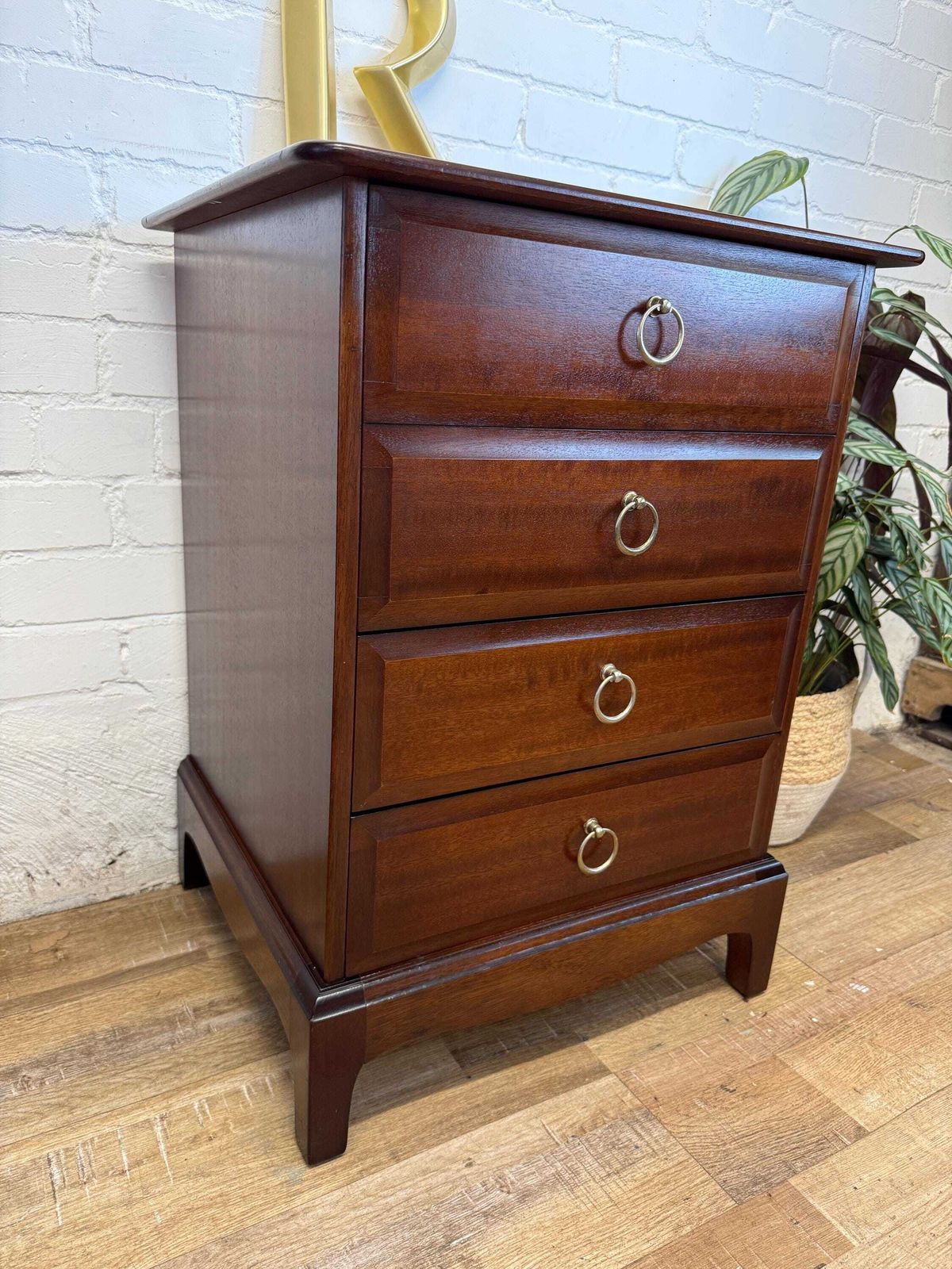 photo vinterior Stag Minstrel 4 Drawer Bedside In Original Cherry Finish