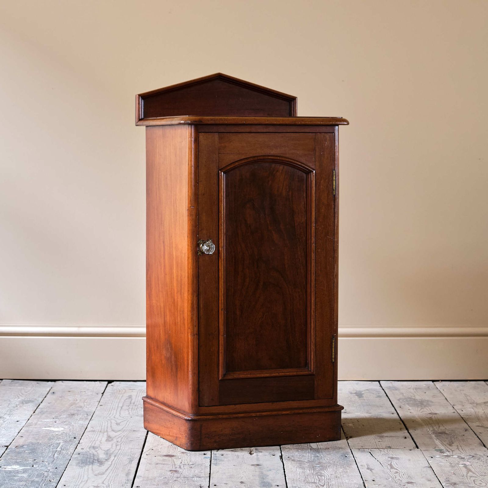 photo furniture 19th Century Mahogany Pot Cupboard