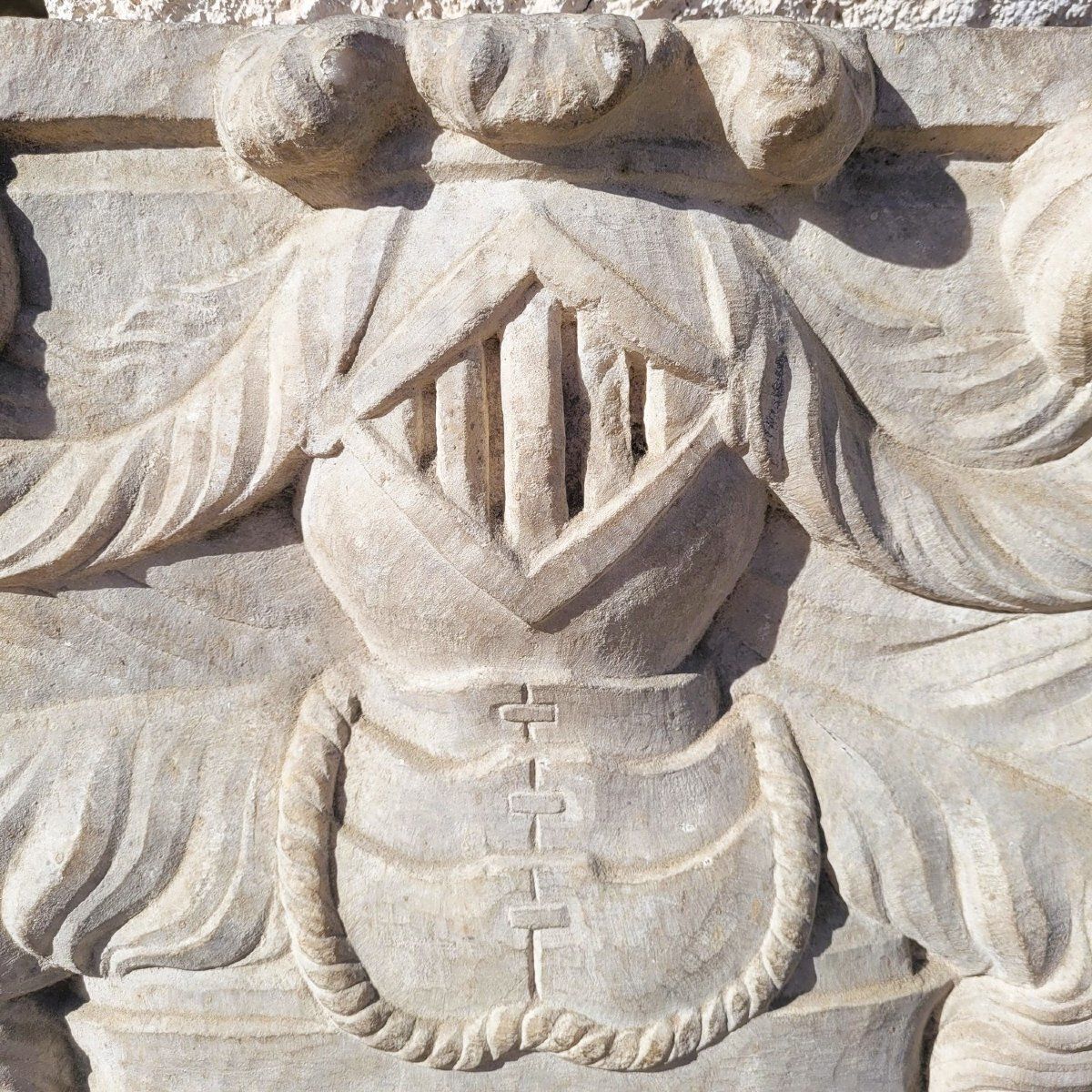 Blason en marbre sculpté H. 62 cm, orné de divers écus, XVIIe siècle ou antérieur photo Éléments architecturaux