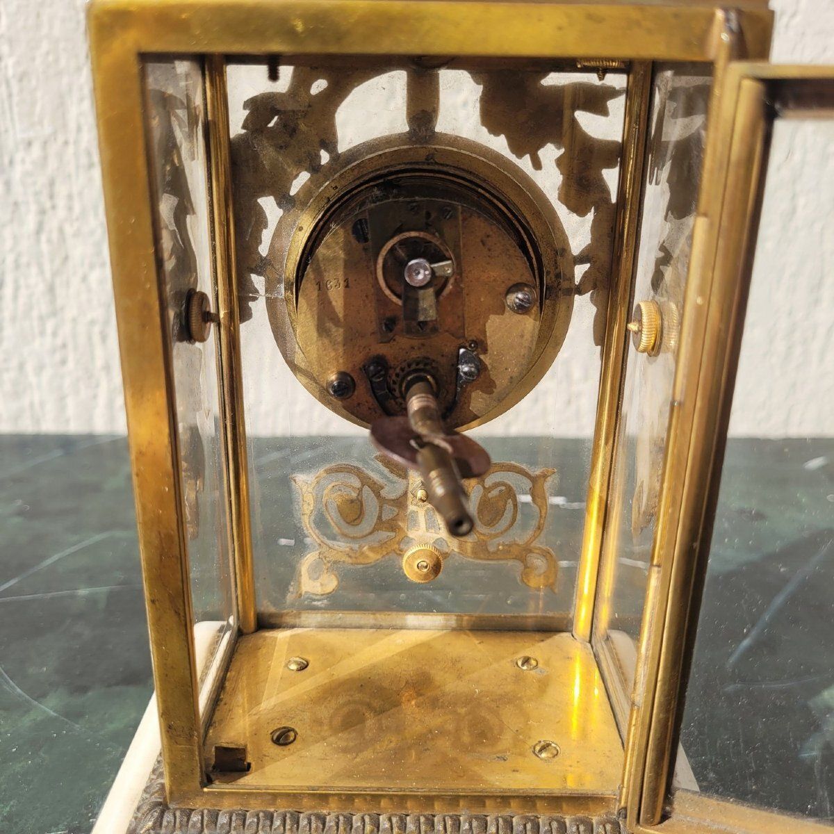Décoration Pendule de style Louis XVI en bronze et marbre blanc, XIXe siècle photo