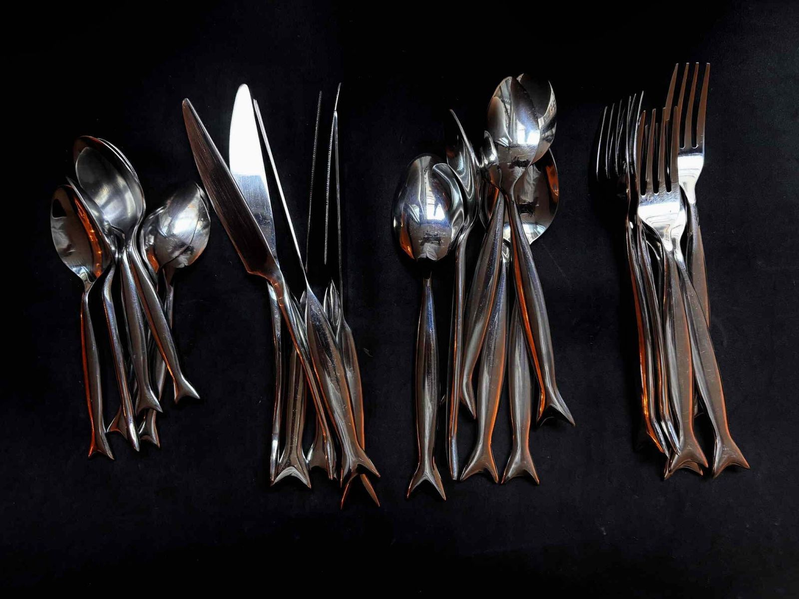 French Fish Tail Flatware Set: Stainless Steel Cutlery, Modern Decor (24 Piece)
