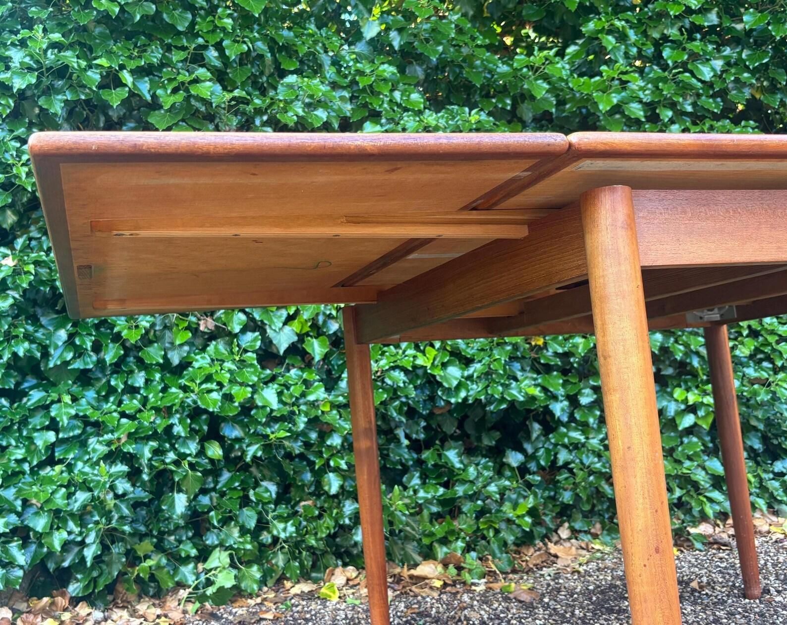 photo vintage Danish Mid Century Extending Dining Table