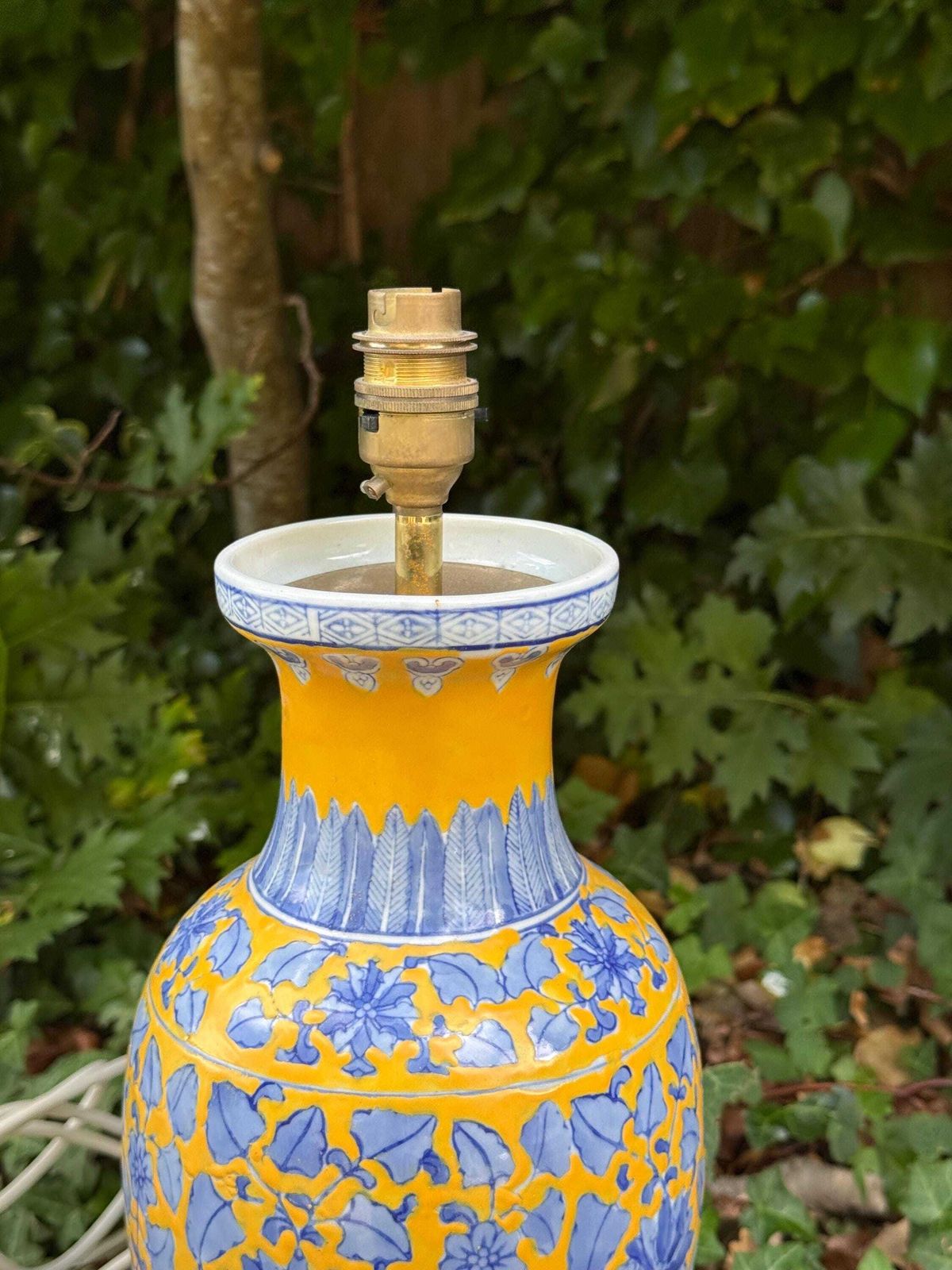 photo vintage Large Vintage Chinoiserie Ceramic Table Lamp Blue And Yellow Floral Vase   Working And Tested, 48cm Tall
