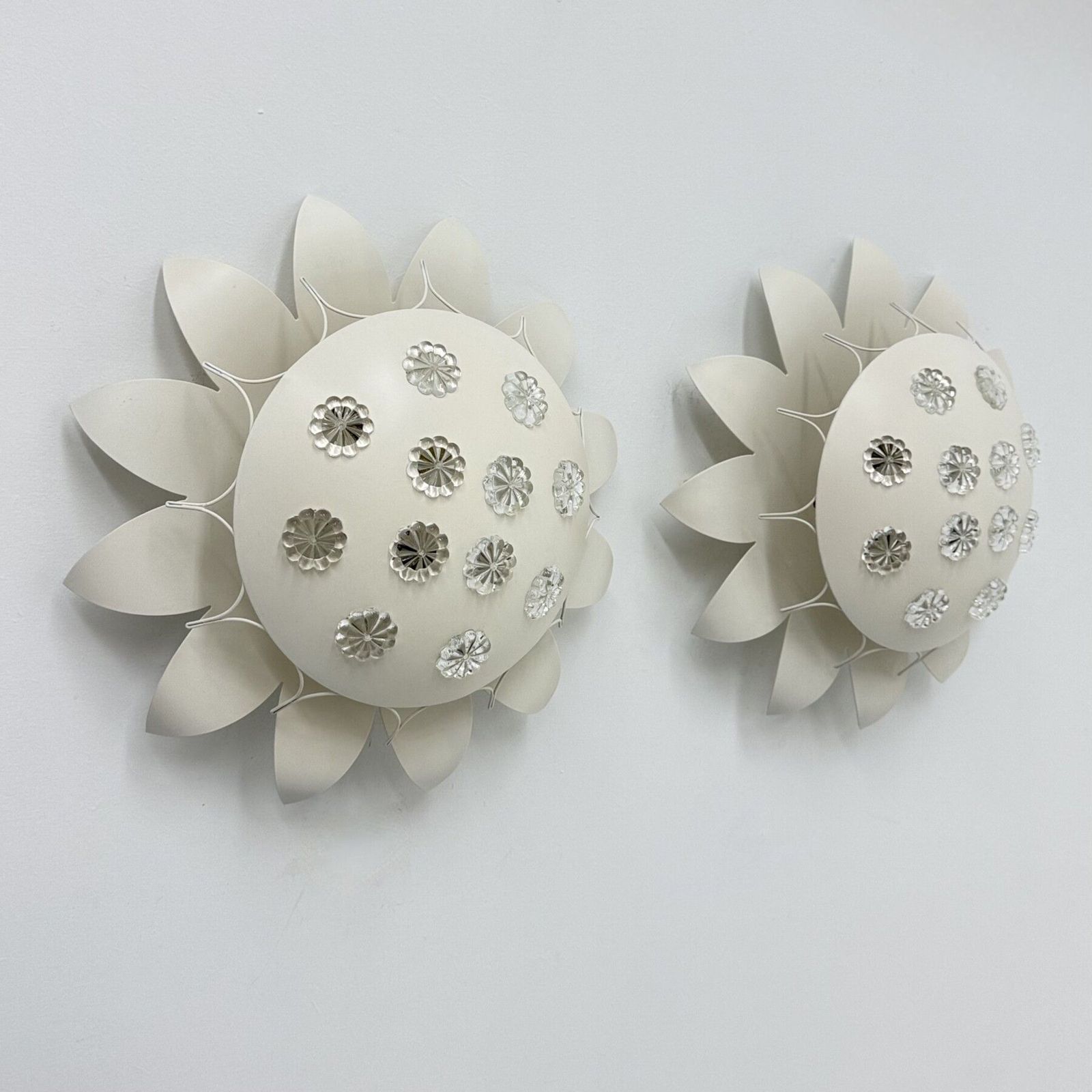 2676.0 Set van 2 Emil Stejnar wandlampen met bloemkristallen, ca. jaren 1950, Wenen photo