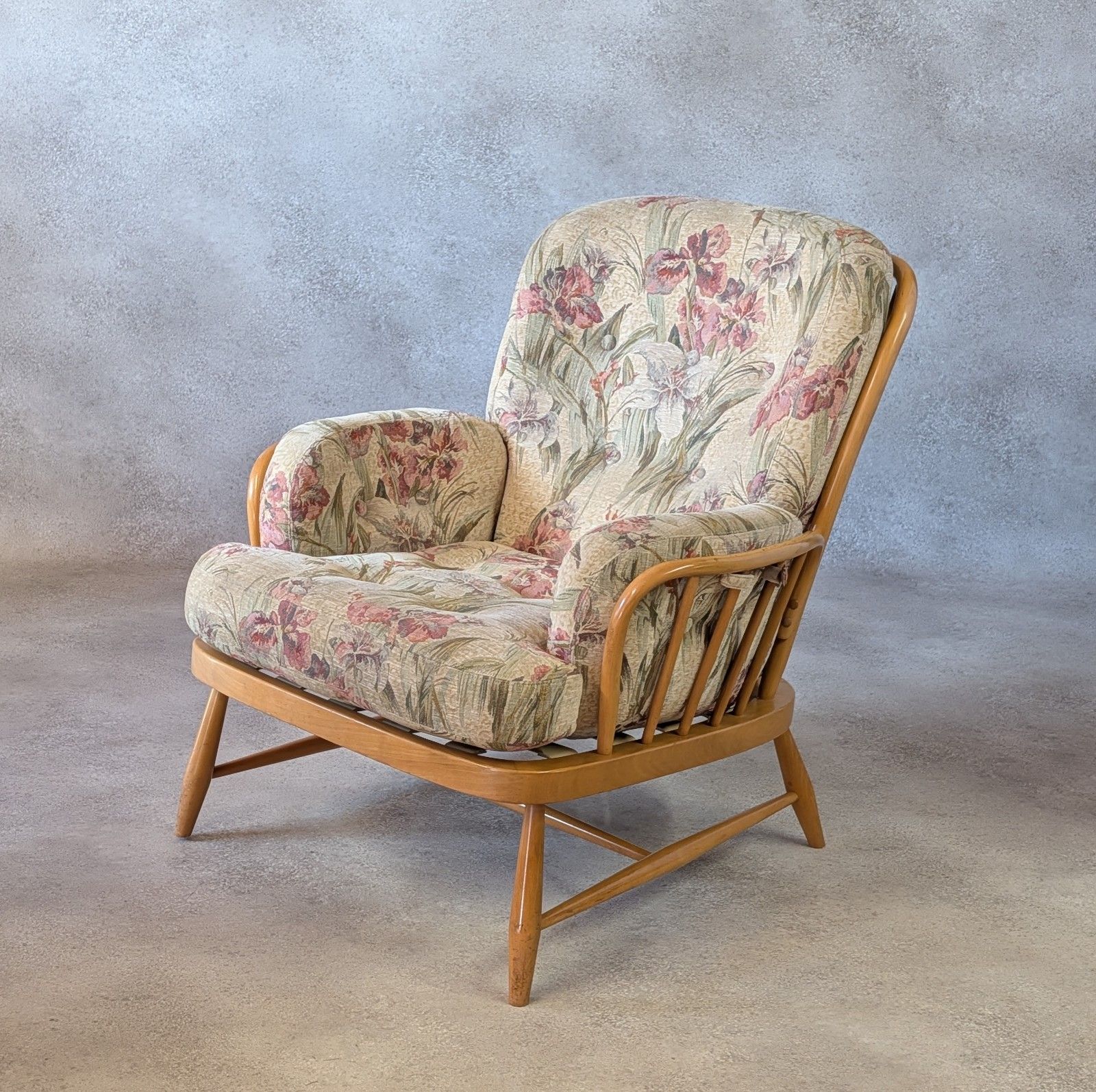 photo vintage Vintage Ercol Blonde Windsor Jubilee 766 Armchair
