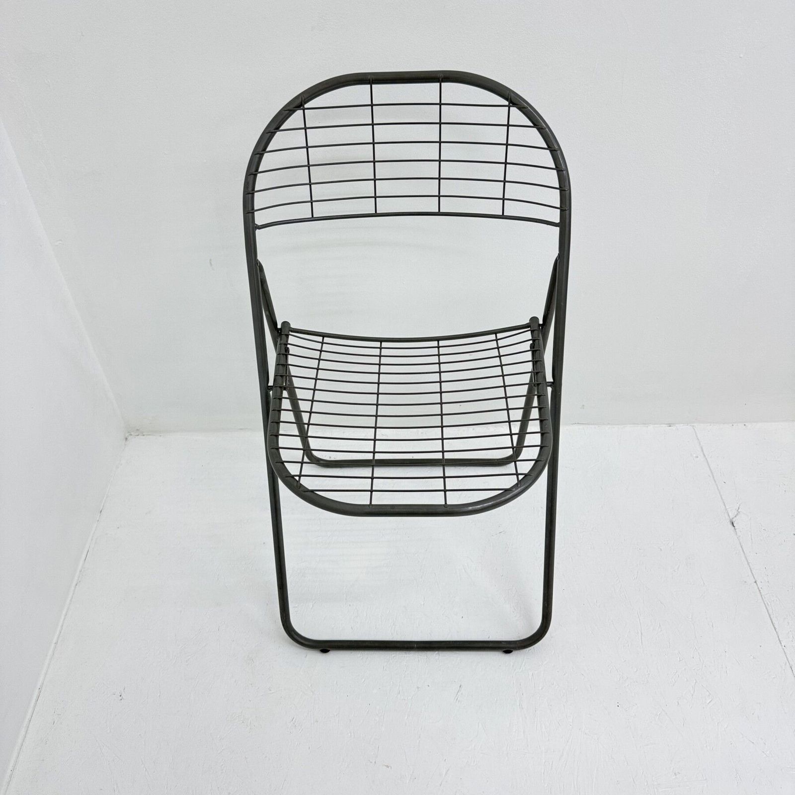 Chaise pliante en métal filaire gris Niels Gammelgaard pour Ikea, années 1970 photo vinterior