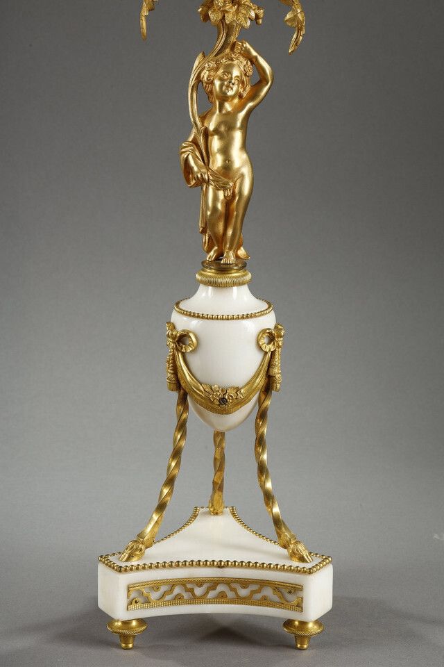 Paar kandelaars in Louis XVI-stijl photo vinterior