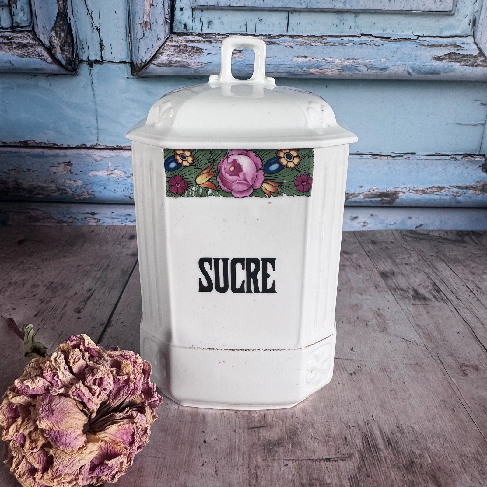 Vintage keukenset met bloemmotief photo vinterior