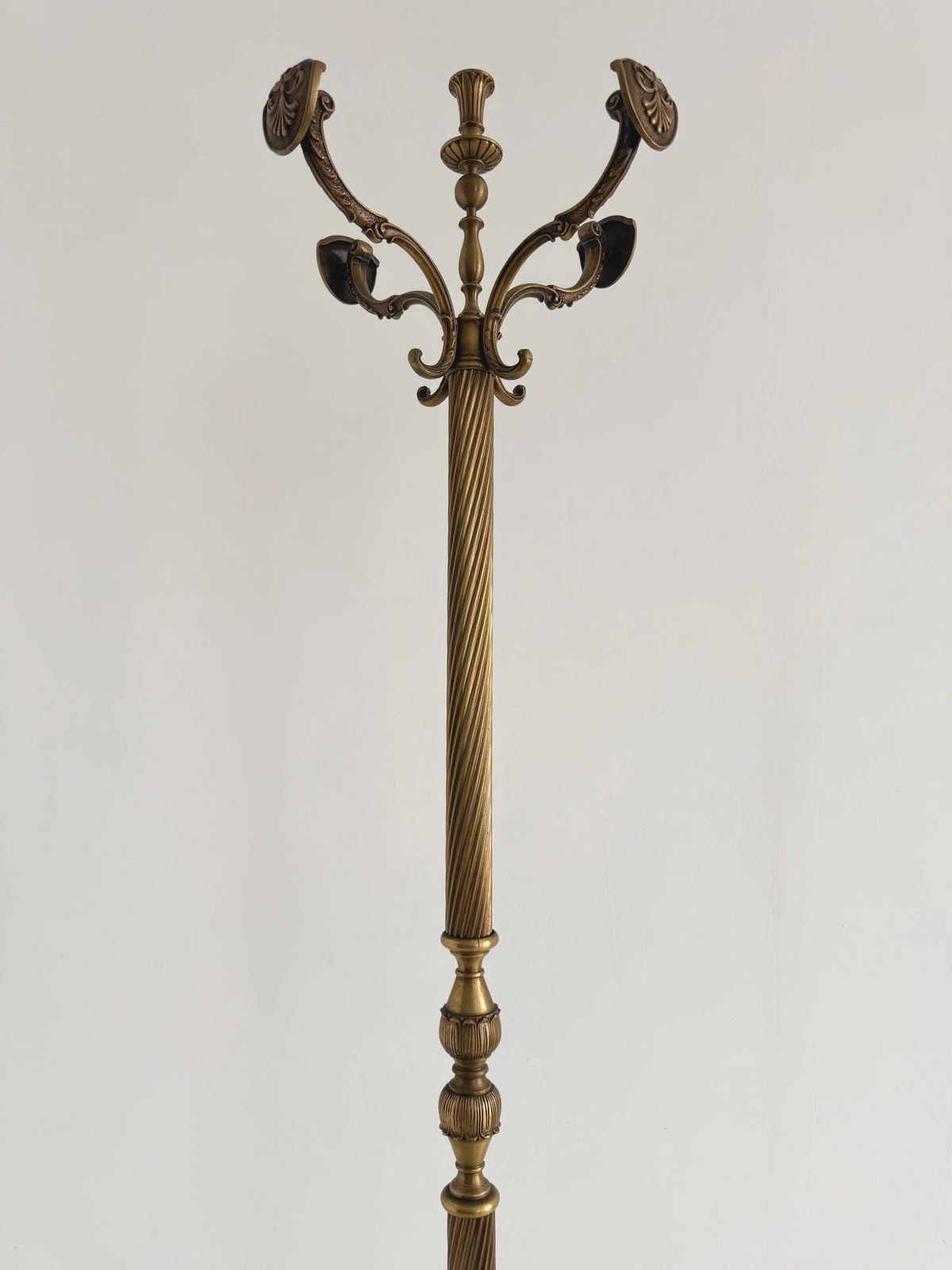 Vintage Messing Kapstok Met Antieke Patina En Schildvormige Haken photo Meubels