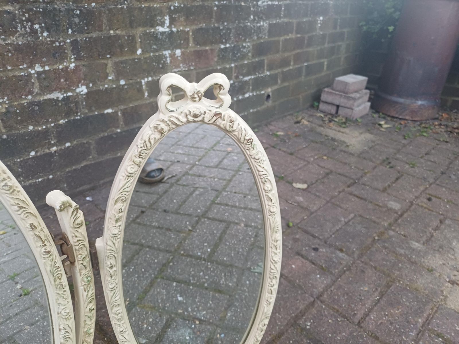 photo vintage Unusually Large Vintage Triple Dressing Table Mirror Ornate Cream Gold Ribbon Composite Vanity Mirror Rococo Style Boudoir Mirror
