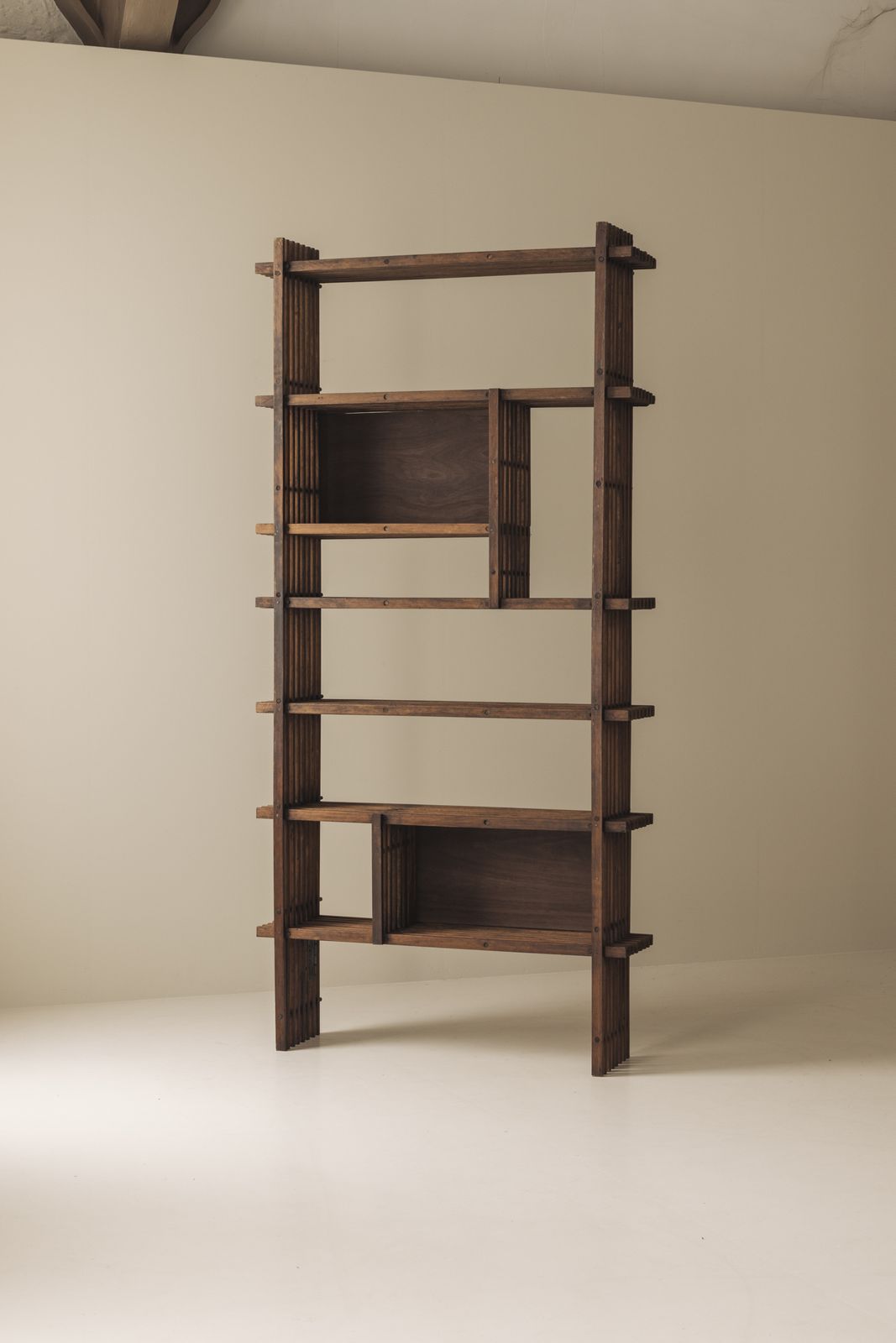 Architectonische Franse eikenhouten boekenkast / kast uit de jaren 1950 photo for sale
