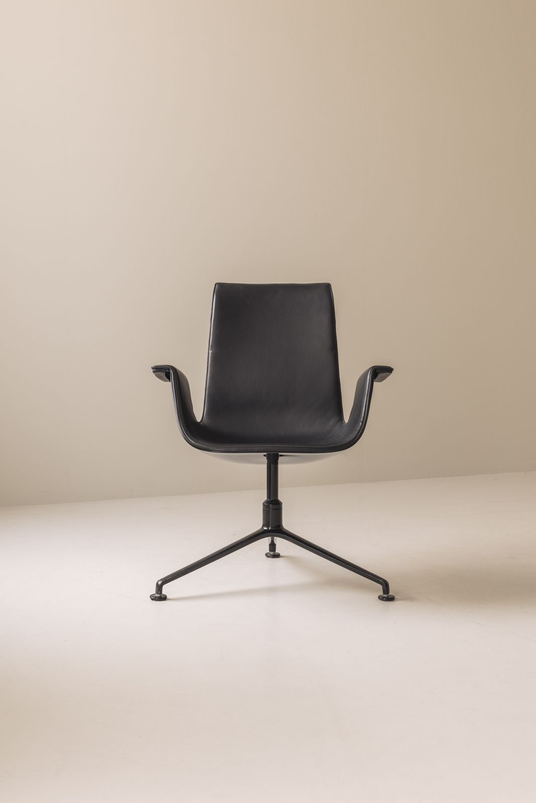 1400.0 1/6 Bird Low Tulip Chairs By Preben Fabricius & Jorgen Kastholm, 1980s photo
