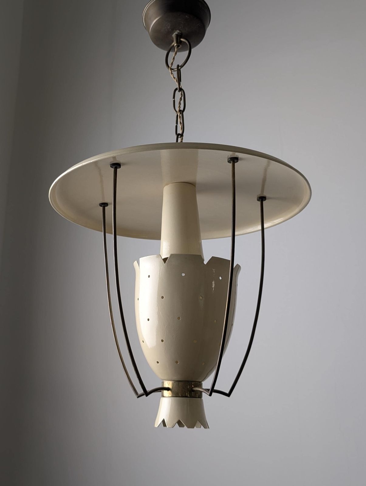 Suspension italienne en métal perforé avec détails en laiton, années 1940 photo Luminaires