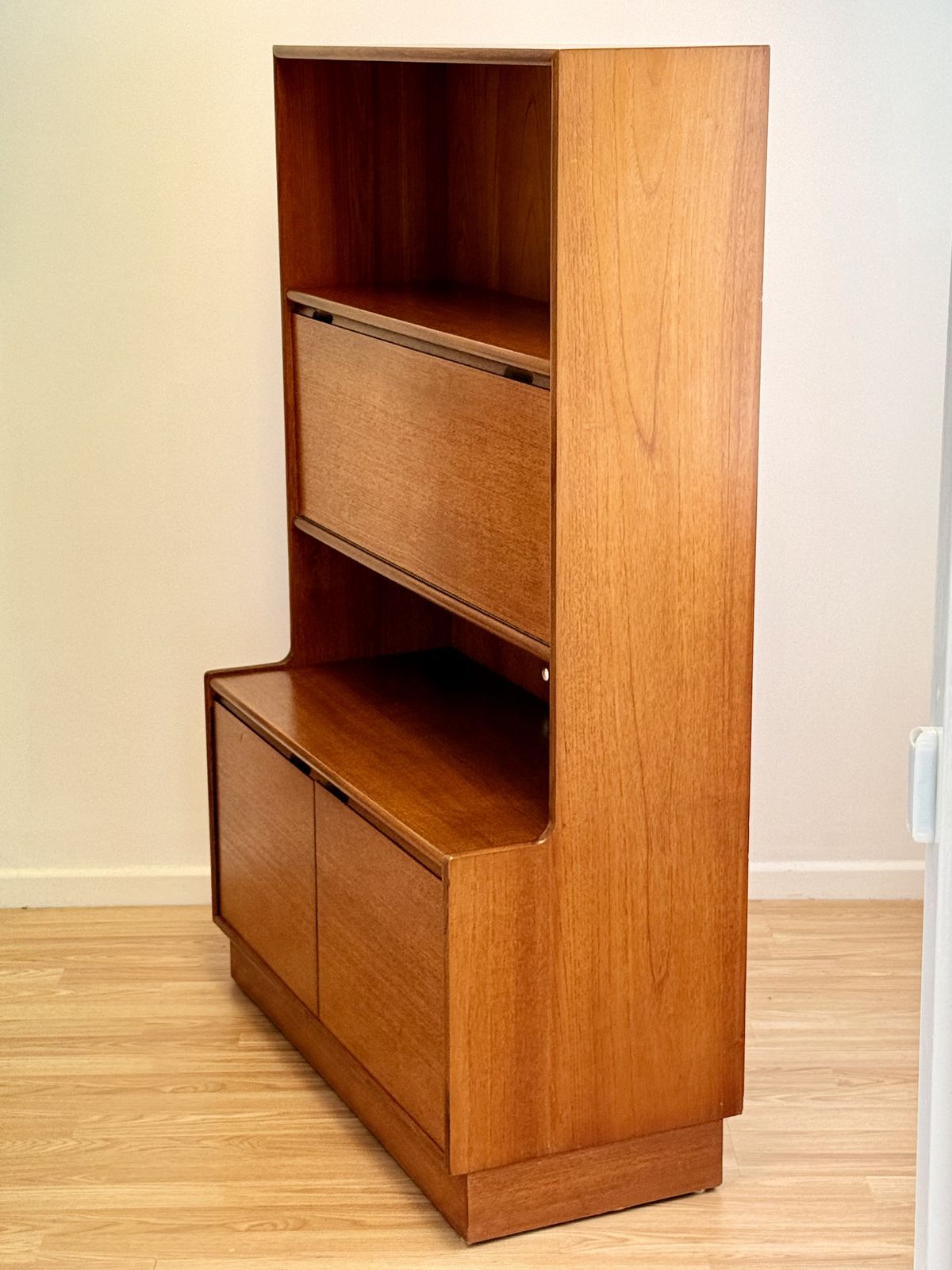 Turnidge Of London, Mid Century Modern Danish Design Teak Wall Unit photo vinterior