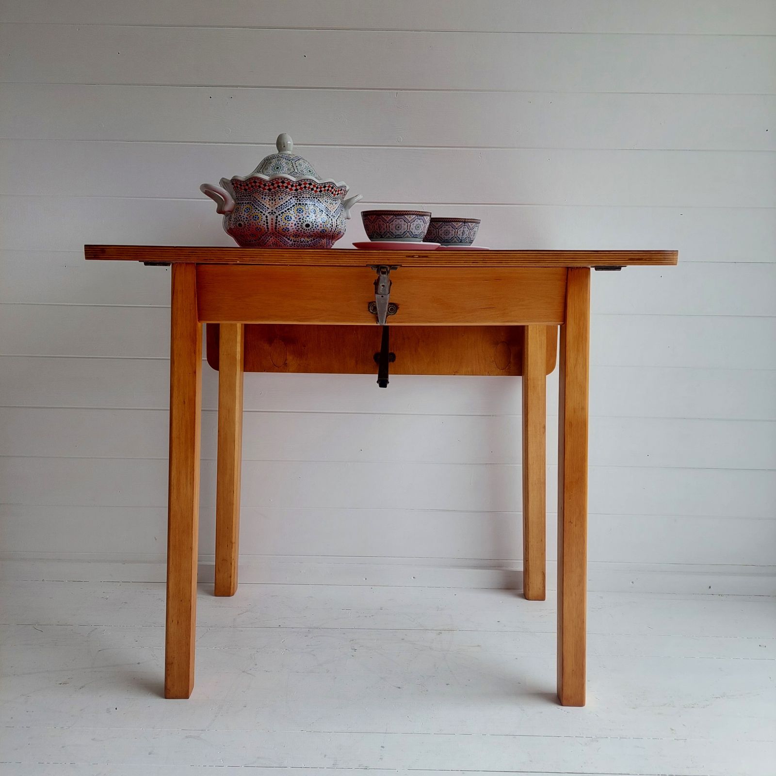 photo furniture Mid Century Vintage Red Drop Leaf Formica Kitchen Dining Table 1960s